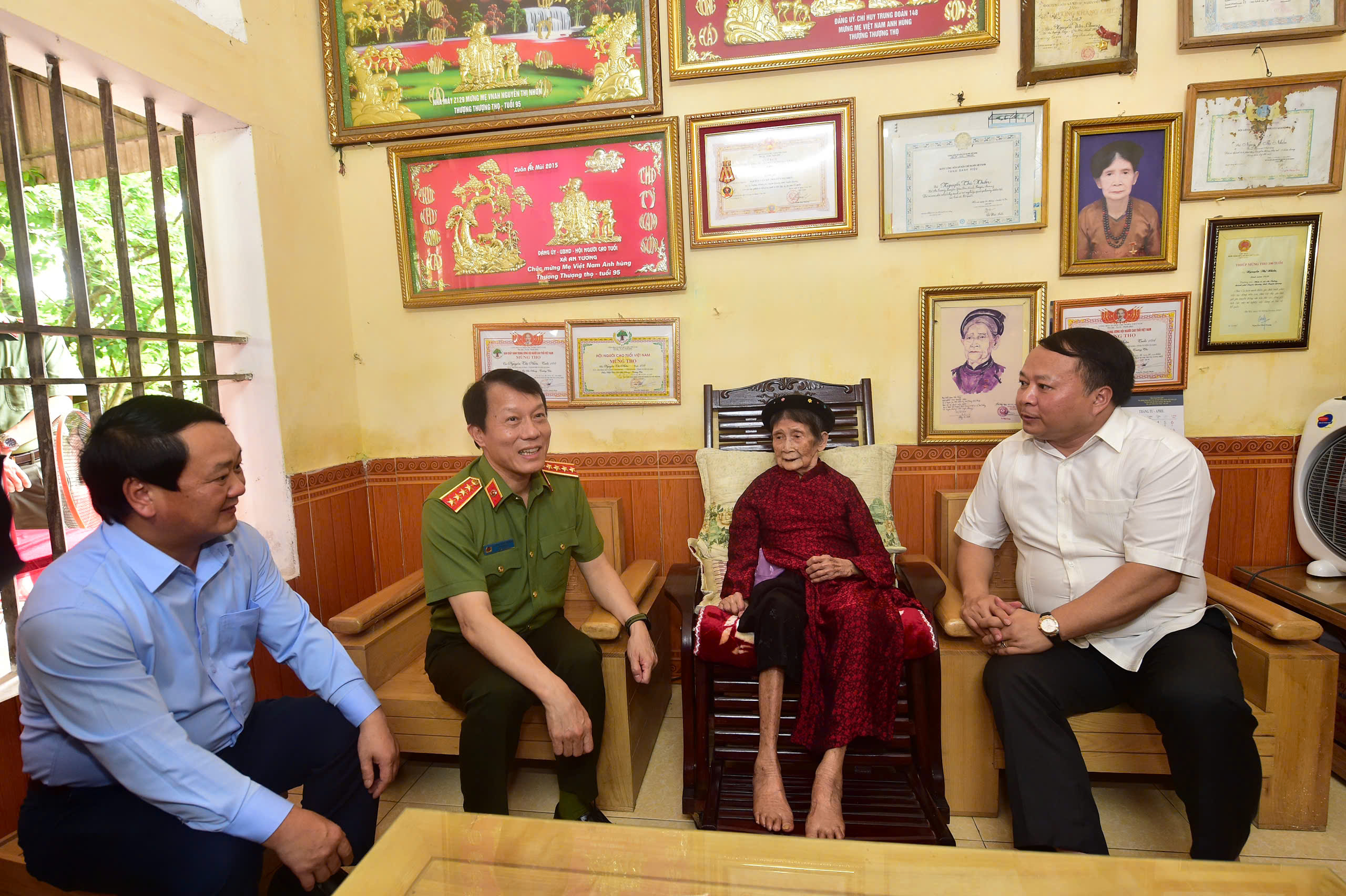 Bộ trưởng Bộ Công an thăm, tặng quà gia đình chính sách ở Tuyên Quang- Ảnh 1.