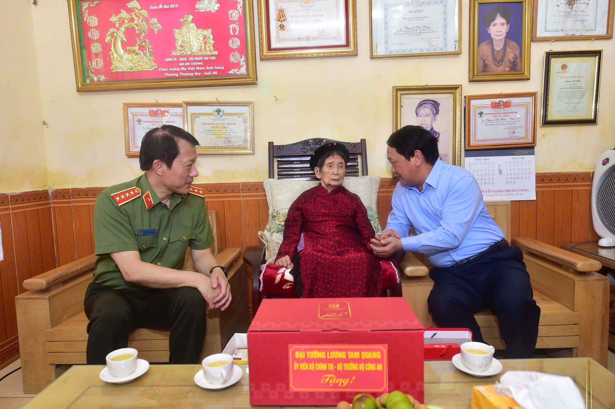 Bộ trưởng Bộ Công an thăm, tặng quà gia đình chính sách ở Tuyên Quang- Ảnh 2.