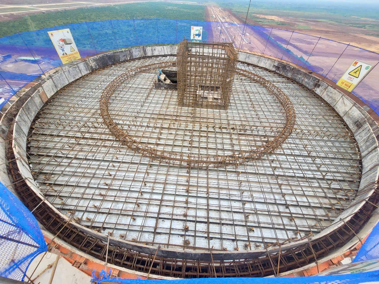 Cất nóc tháp kiểm soát không lưu sân bay Long Thành cao 123m- Ảnh 1.