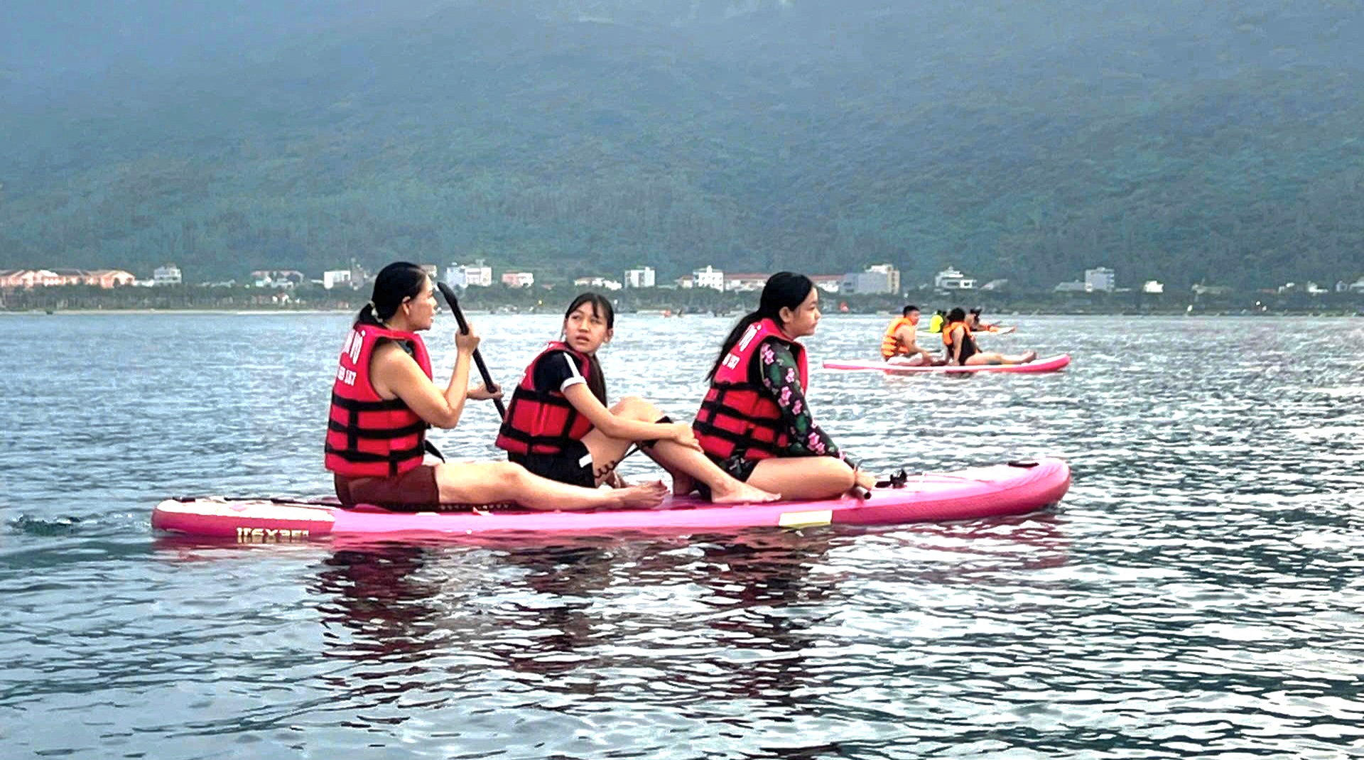 Đà Nẵng khuyến cáo gì khi chèo SUP tại các bãi biển du lịch?- Ảnh 1.