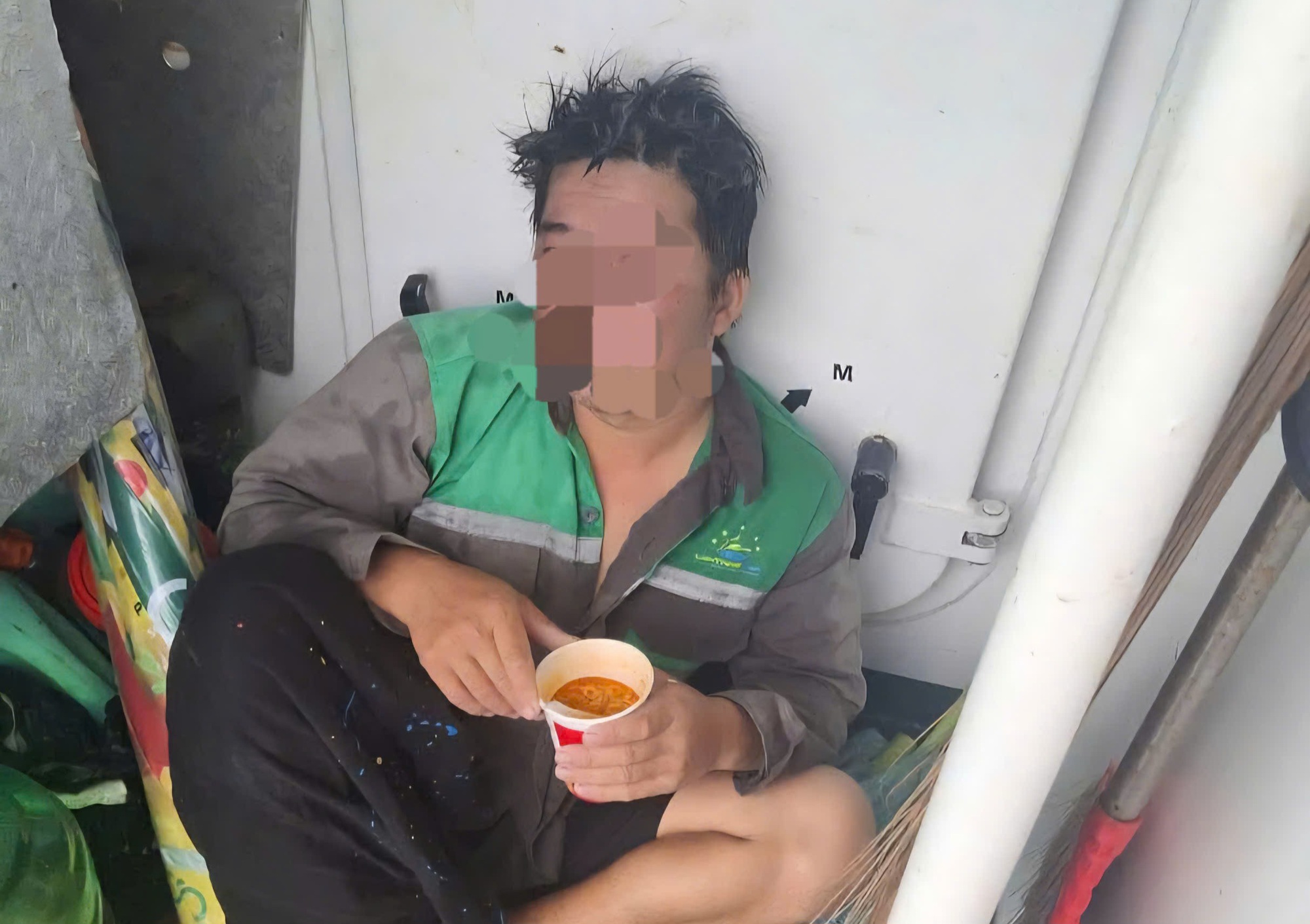 An Giang: Tàu chở khách từ Hòn Sơn về Rạch Giá cứu một ngư dân trôi dạt trên biển- Ảnh 1.