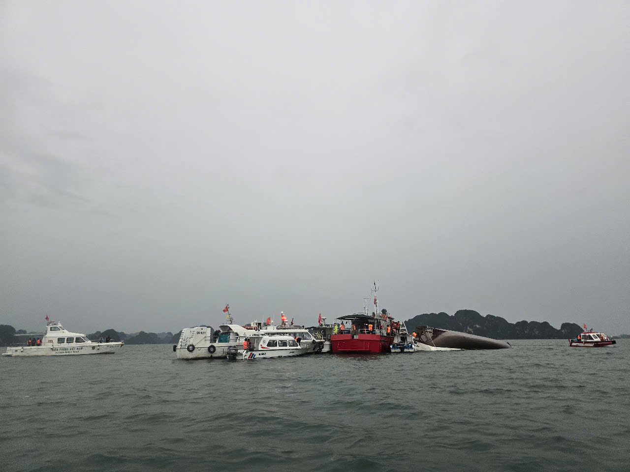 Vụ lật tàu trên vịnh Hạ Long: Tìm thấy thi thể bé trai gần đảo Ti Tốp- Ảnh 1. Vụ lật tàu trên vịnh Hạ Long: Tìm thấy thi thể bé trai gần đảo Ti Tốp- Ảnh 1.