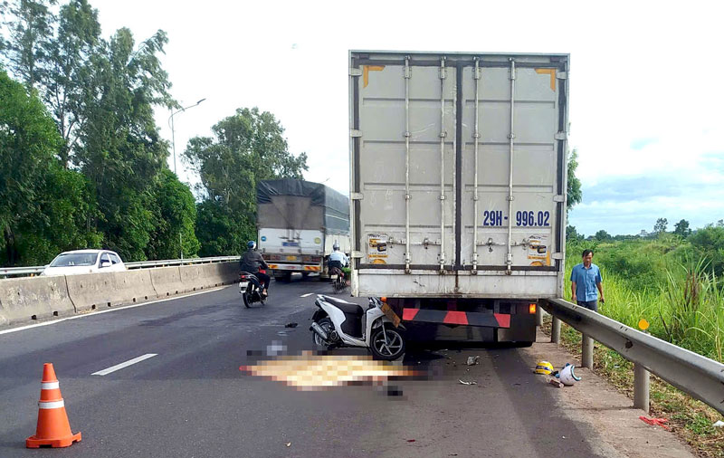 Hiện trường vụ tai nạn khiến ba bà cháu tử vong thương tâm. Hiện trường vụ tai nạn khiến ba bà cháu tử vong thương tâm.