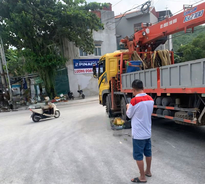 Hiện trường vụ tai nạn khiến người phụ nữ tử vong tại chỗ. Hiện trường vụ tai nạn khiến người phụ nữ tử vong tại chỗ.