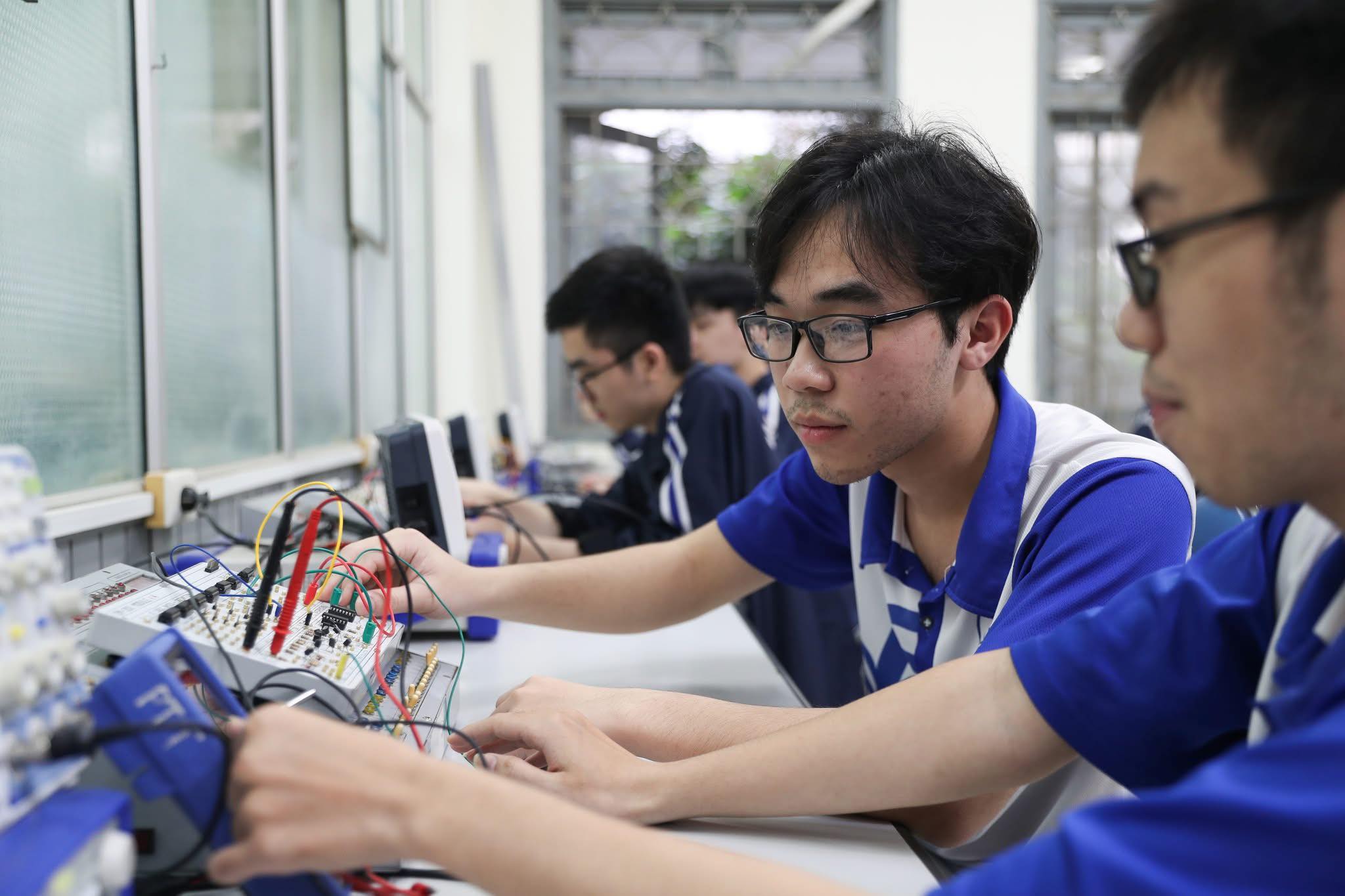Bộ GD&ĐT hướng dẫn cách quy đổi xét tuyển đại học, cao đẳng 2025- Ảnh 1. Bộ GD&ĐT hướng dẫn cách quy đổi xét tuyển đại học, cao đẳng 2025- Ảnh 1.