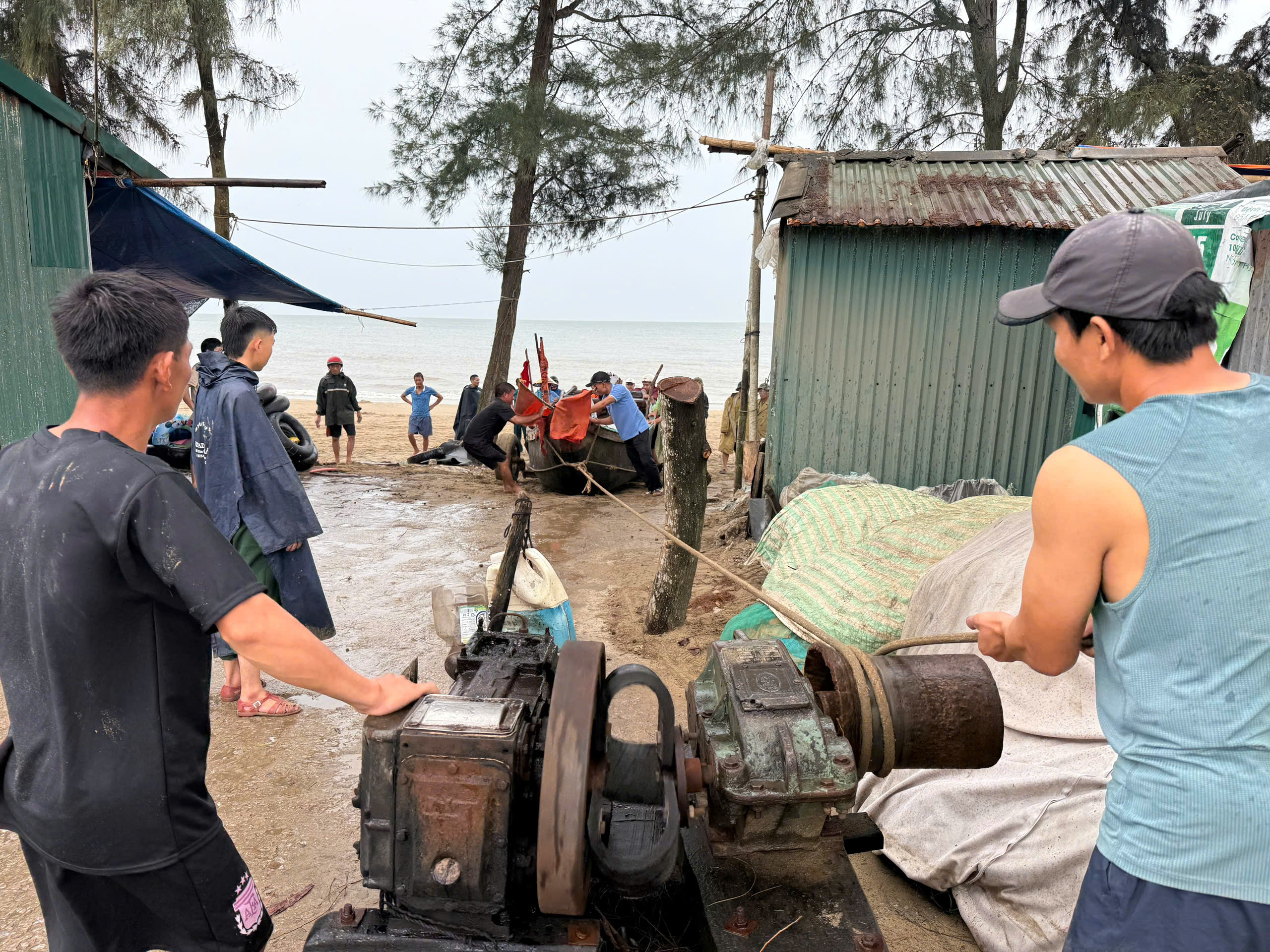 Ngư dân Sầm Sơn hò nhau kéo thuyền lên đường tránh bão số 3- Ảnh 11.