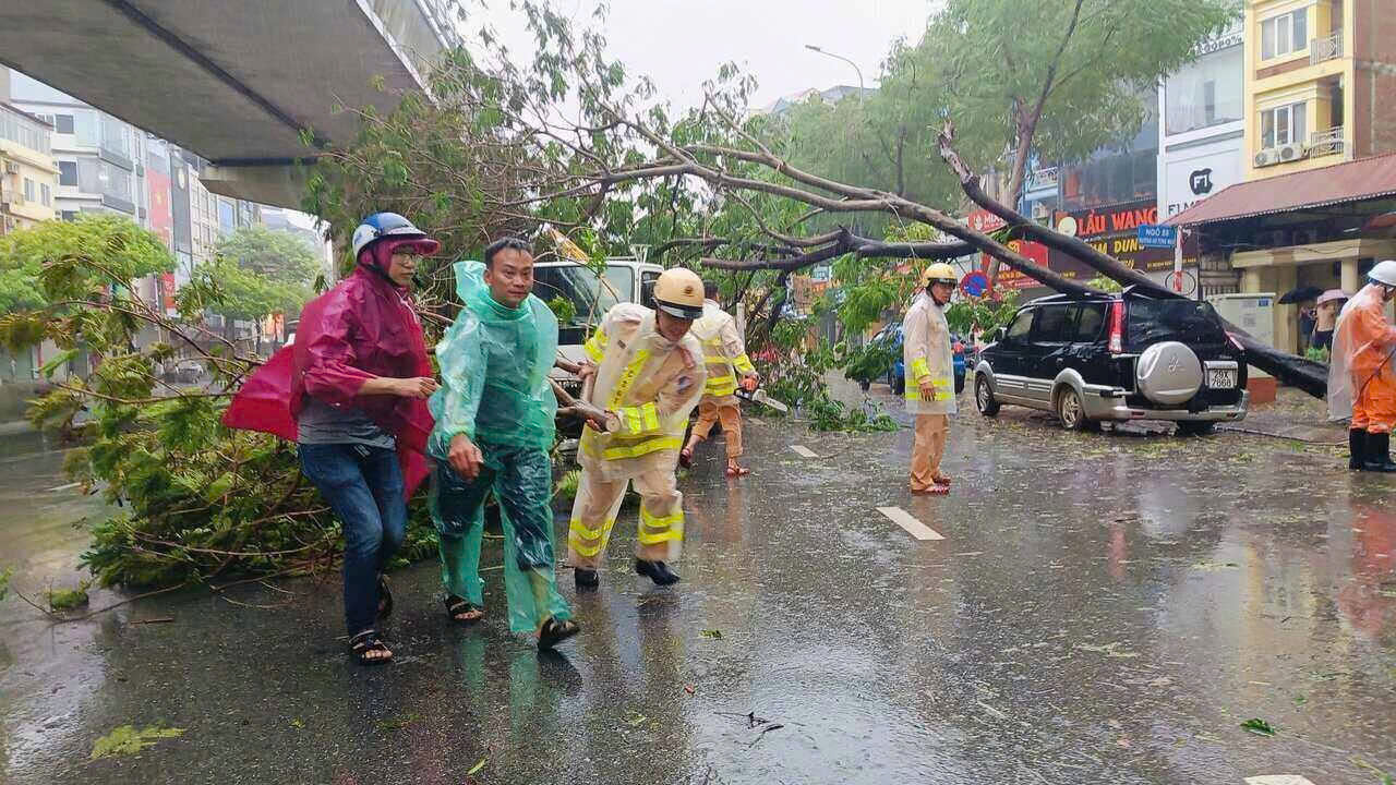 Hà Nội ứng phó bão số 3: Tạm dừng bến khách, cấm đi lại vùng ngập sâu- Ảnh 1.