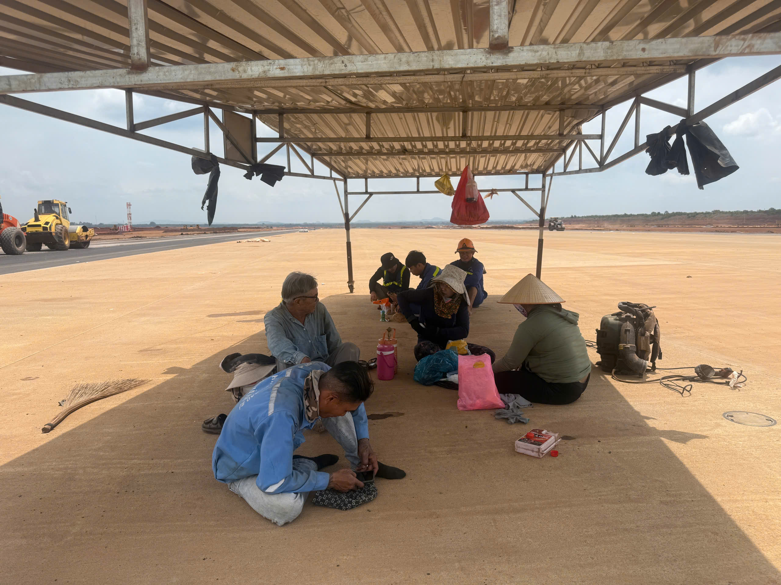 Những bữa cơm, giấc ngủ vội giữa đại công trường sân bay Long Thành- Ảnh 9. Những bữa cơm, giấc ngủ vội giữa đại công trường sân bay Long Thành- Ảnh 9.