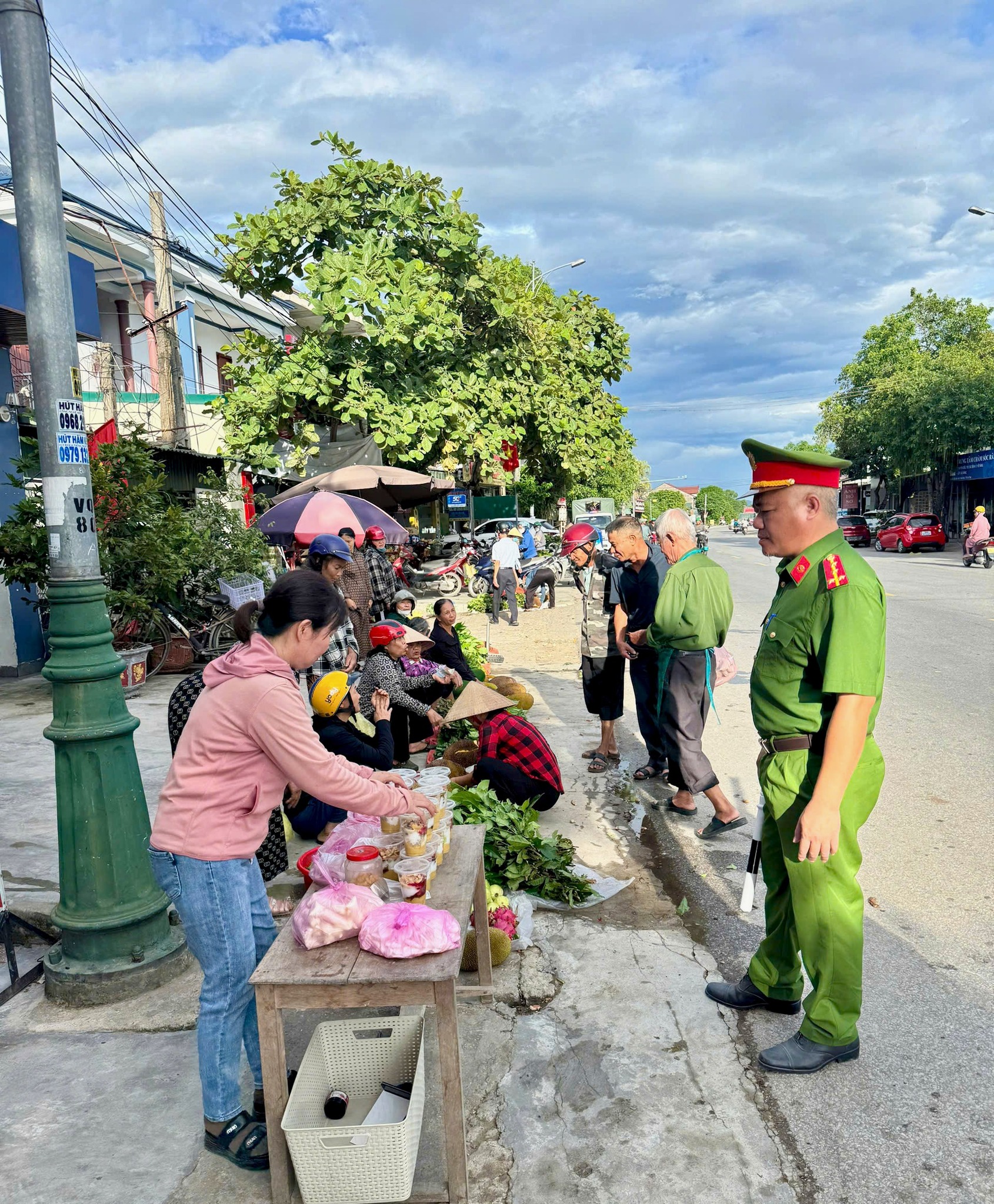 Chợ tràn ra đường gây mất ATGT: Hà Tĩnh đồng loạt ra quân chấn chỉnh- Ảnh 1. Chợ tràn ra đường gây mất ATGT: Hà Tĩnh đồng loạt ra quân chấn chỉnh- Ảnh 1.