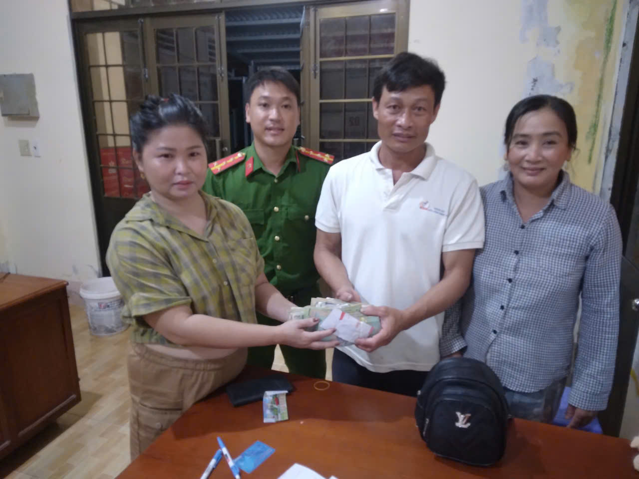 Nhặt 150 triệu đồng trên đường, 2 vợ chồng tìm trả lại cho người đánh rơi- Ảnh 1. Nhặt 150 triệu đồng trên đường, 2 vợ chồng tìm trả lại cho người đánh rơi- Ảnh 1.