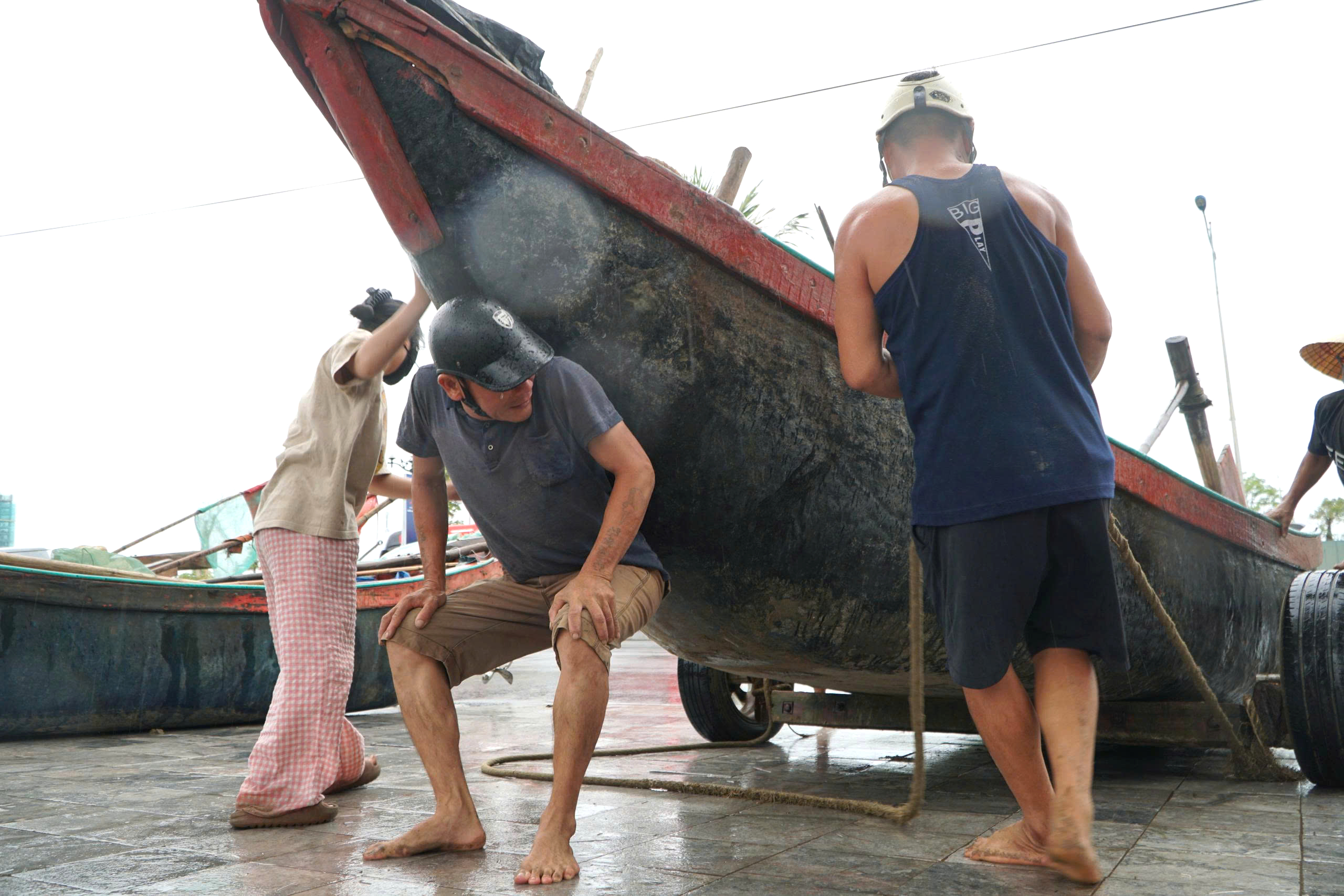 Ngư dân Sầm Sơn hò nhau kéo thuyền lên đường tránh bão số 3- Ảnh 12.