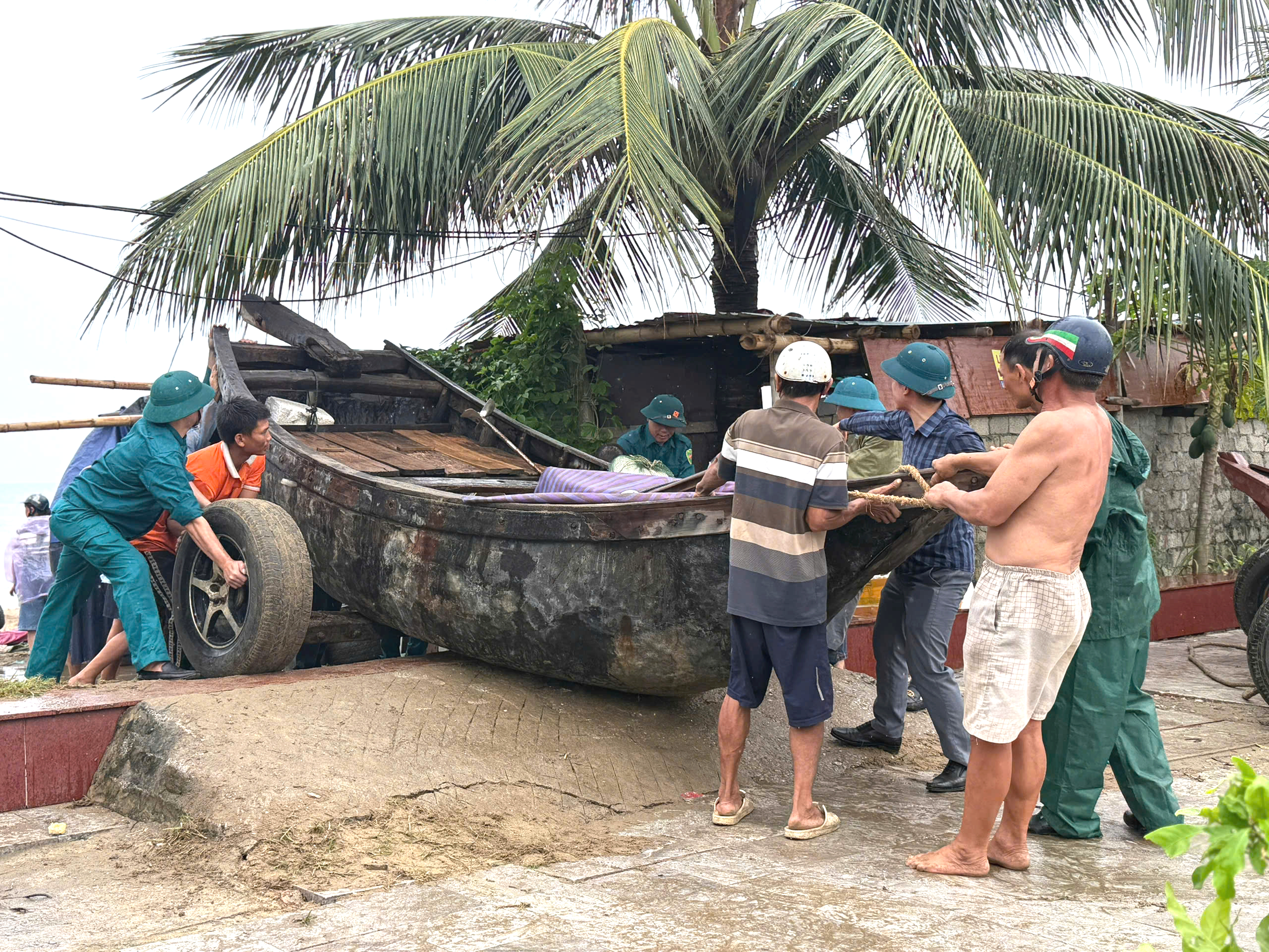 Ngư dân Sầm Sơn hò nhau kéo thuyền lên đường tránh bão số 3- Ảnh 10.