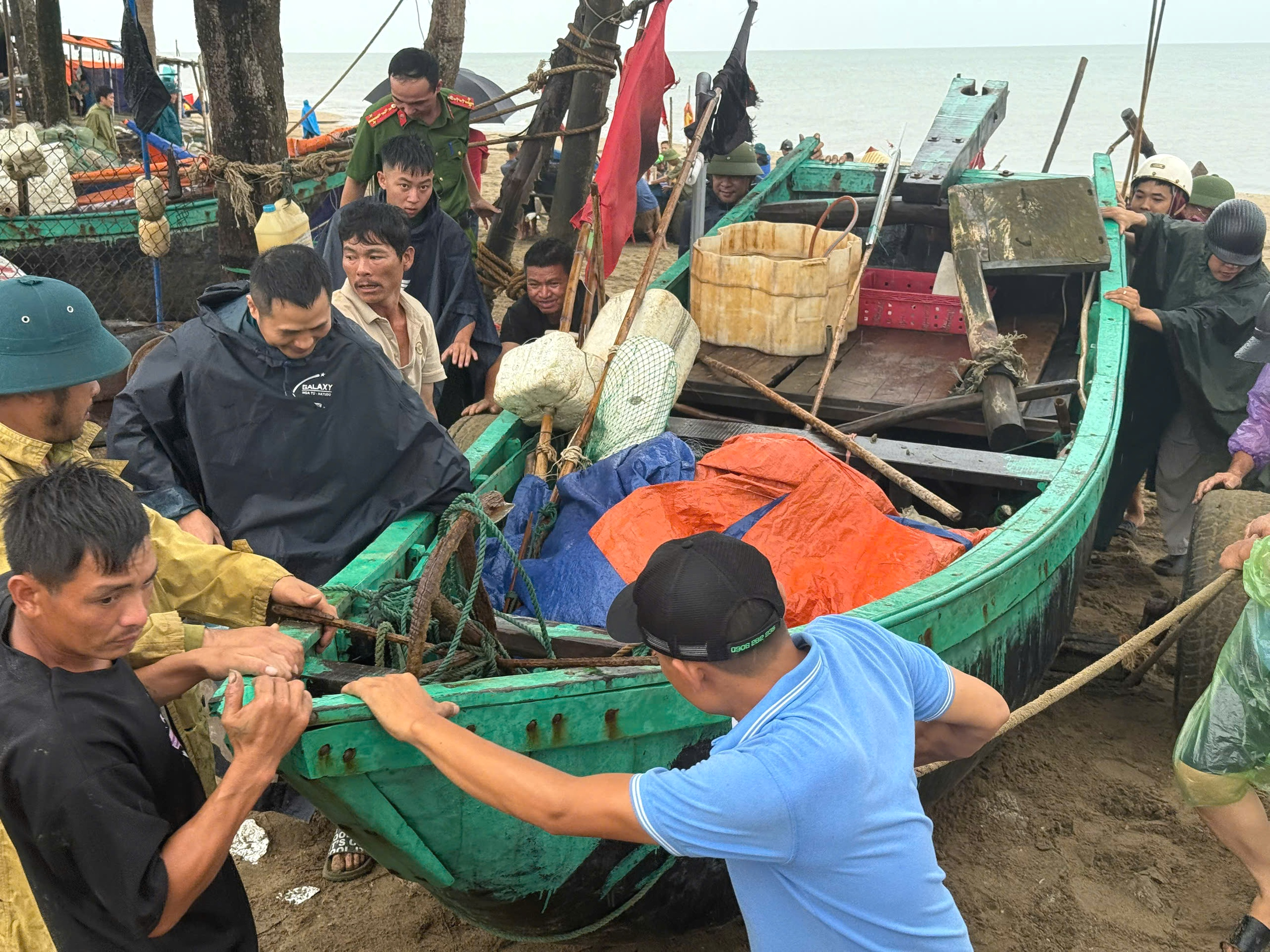 Ngư dân Sầm Sơn hò nhau kéo thuyền lên đường tránh bão số 3- Ảnh 9.