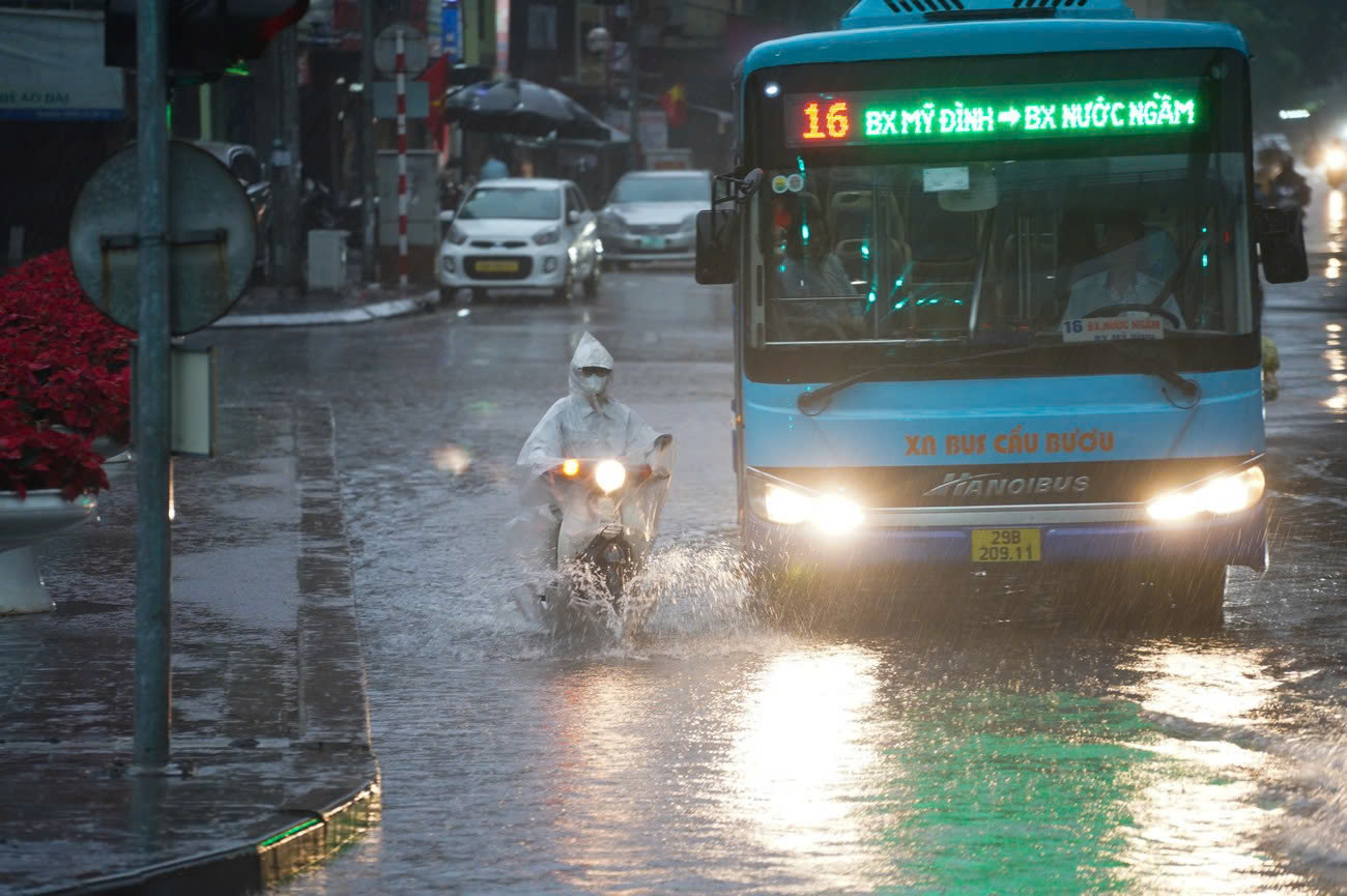Hà Nội hỏa tốc ứng phó bão số 3: Xe buýt, tàu điện có thể tạm dừng hoạt động- Ảnh 1. Hà Nội hỏa tốc ứng phó bão số 3: Xe buýt, tàu điện có thể tạm dừng hoạt động- Ảnh 1.