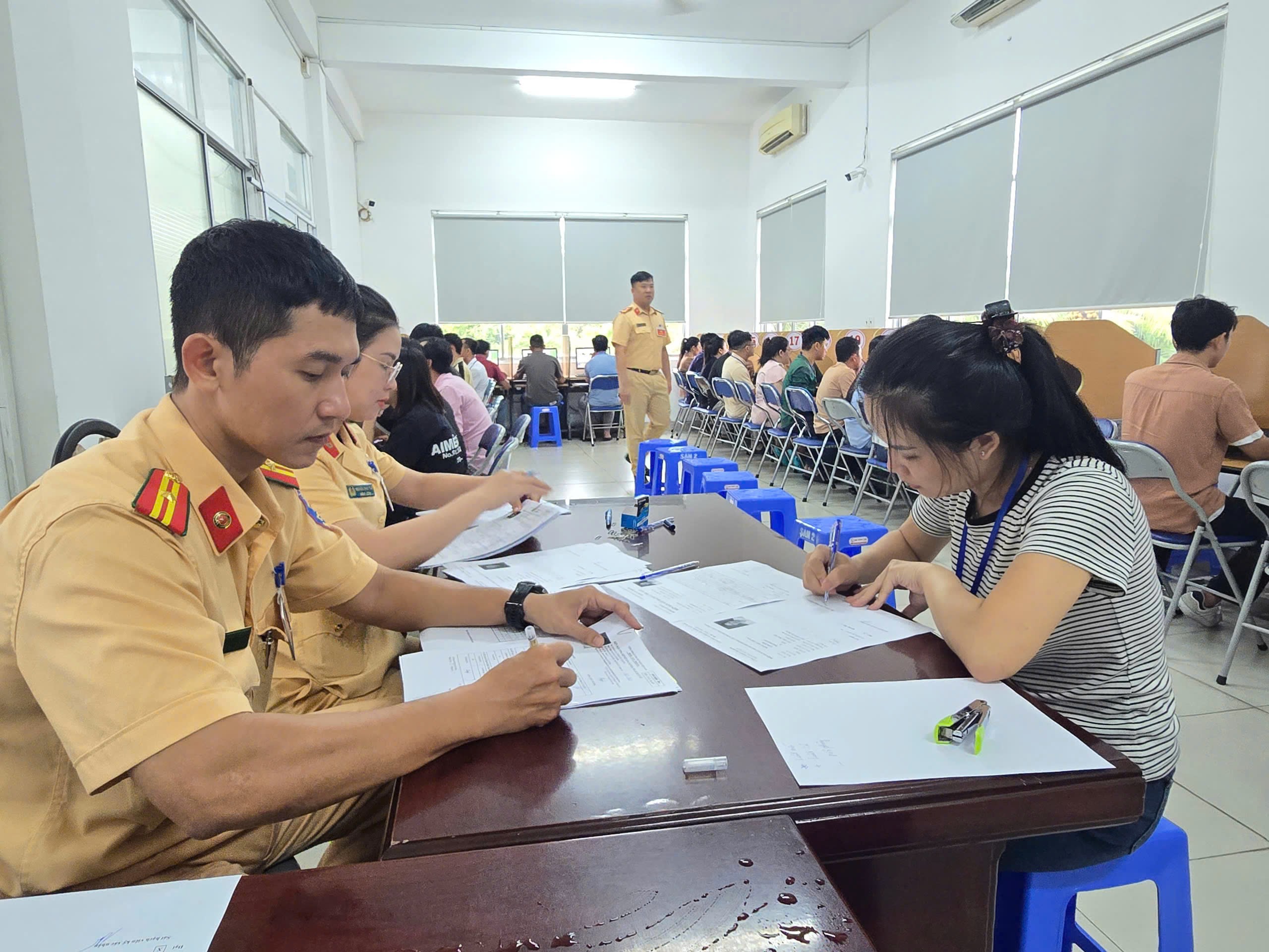 TP.HCM tăng tốc sát hạch cấp giấy phép lái xe, giải quyết 60.000 hồ sơ tồn đọng- Ảnh 1. TP.HCM tăng tốc sát hạch cấp giấy phép lái xe, giải quyết 60.000 hồ sơ tồn đọng- Ảnh 1.