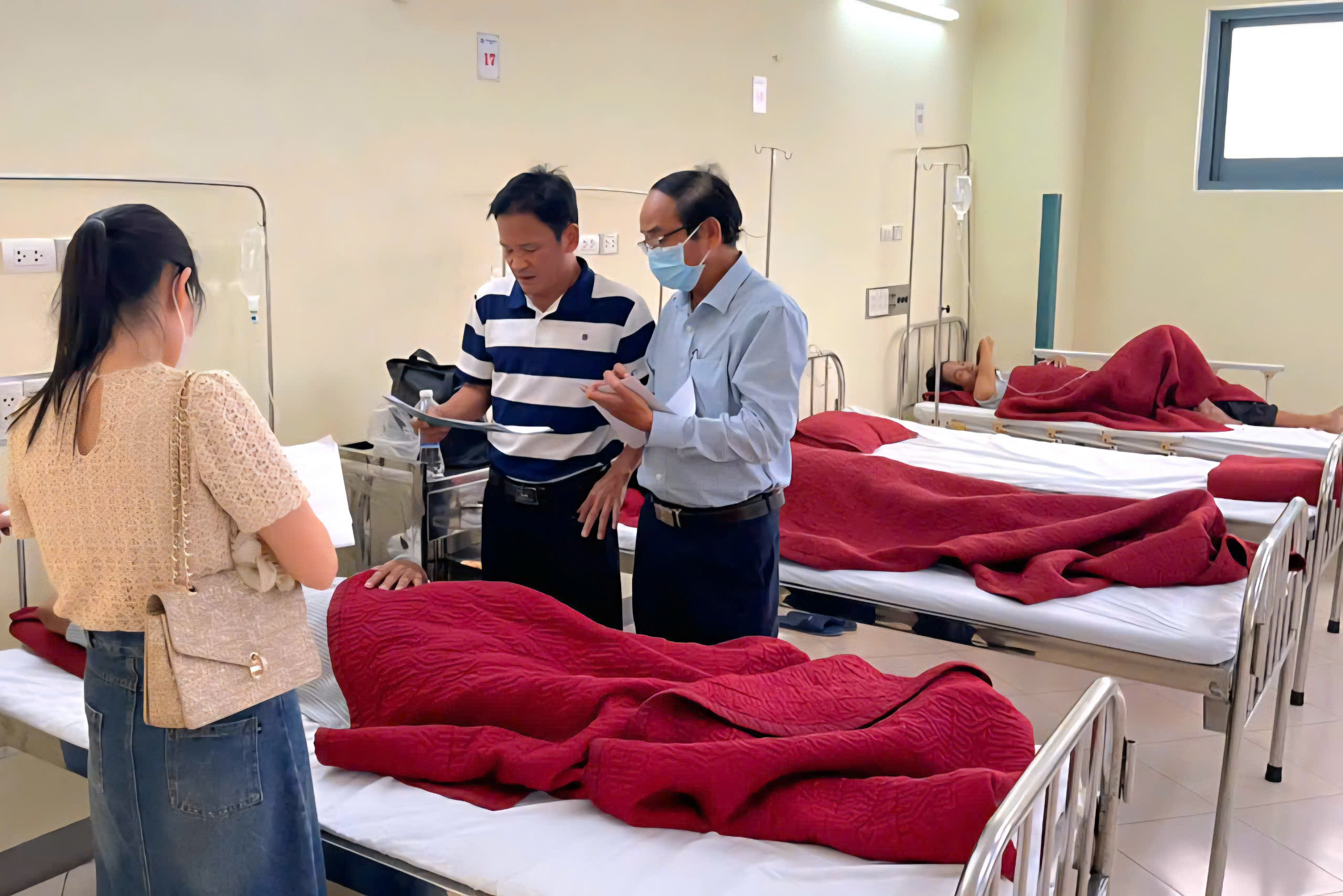 Huế: Truy nguyên nhân khiến 21 người nhập viện sau khi ăn giỗ- Ảnh 1. Huế: Truy nguyên nhân khiến 21 người nhập viện sau khi ăn giỗ- Ảnh 1.