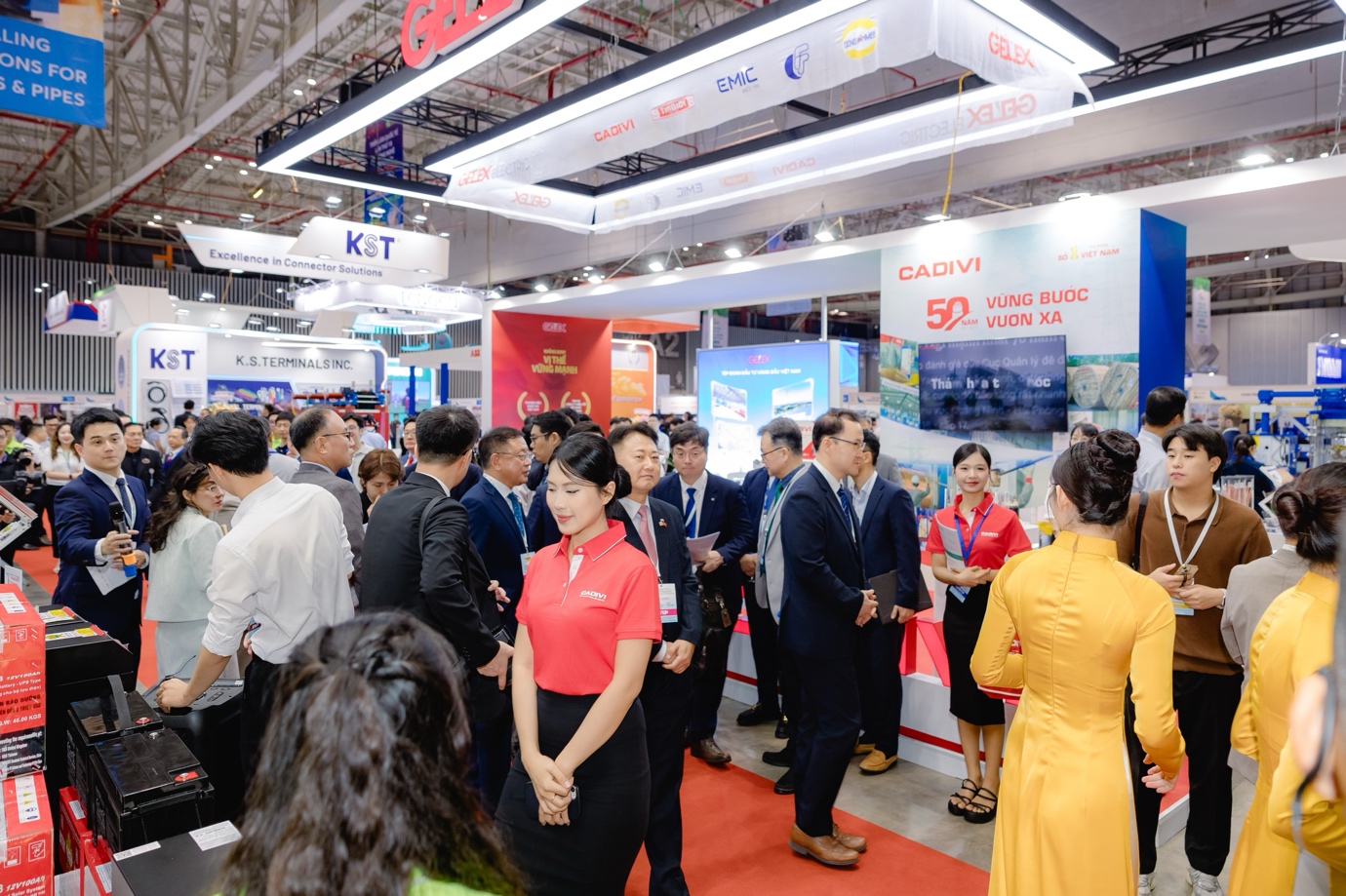 CADIVI ghi dấu ấn mạnh mẽ tại Vietnam ETE & Greenergy Expo 2025- Ảnh 3. A group of people at a convention Description automatically generated