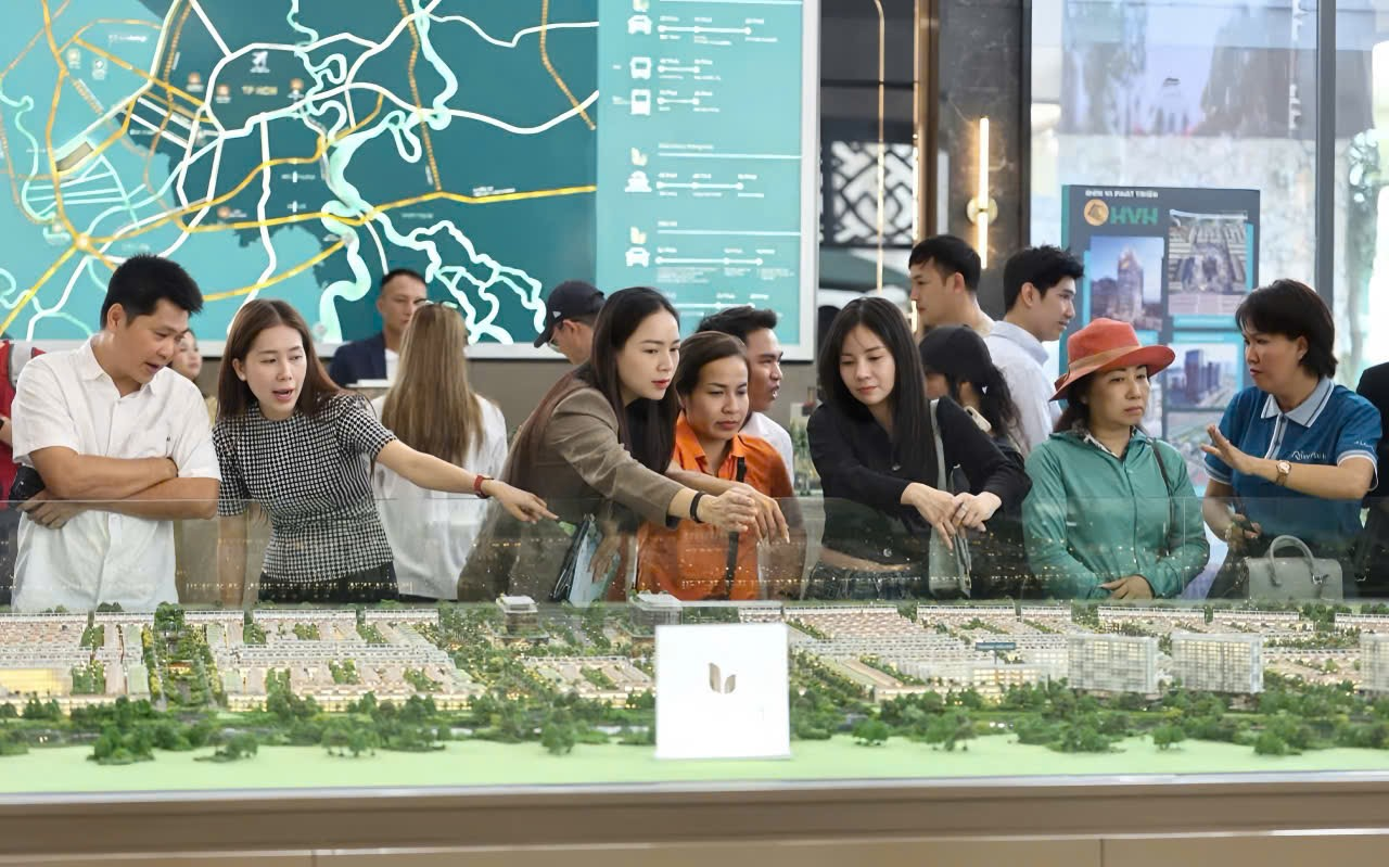 Giá chung cư tại Hà Nội, TP.HCM "leo thang", vì sao nhu cầu mua vẫn cao?- Ảnh 1. Giá chung cư tại Hà Nội, TP.HCM "leo thang", vì sao nhu cầu mua vẫn cao?- Ảnh 1.