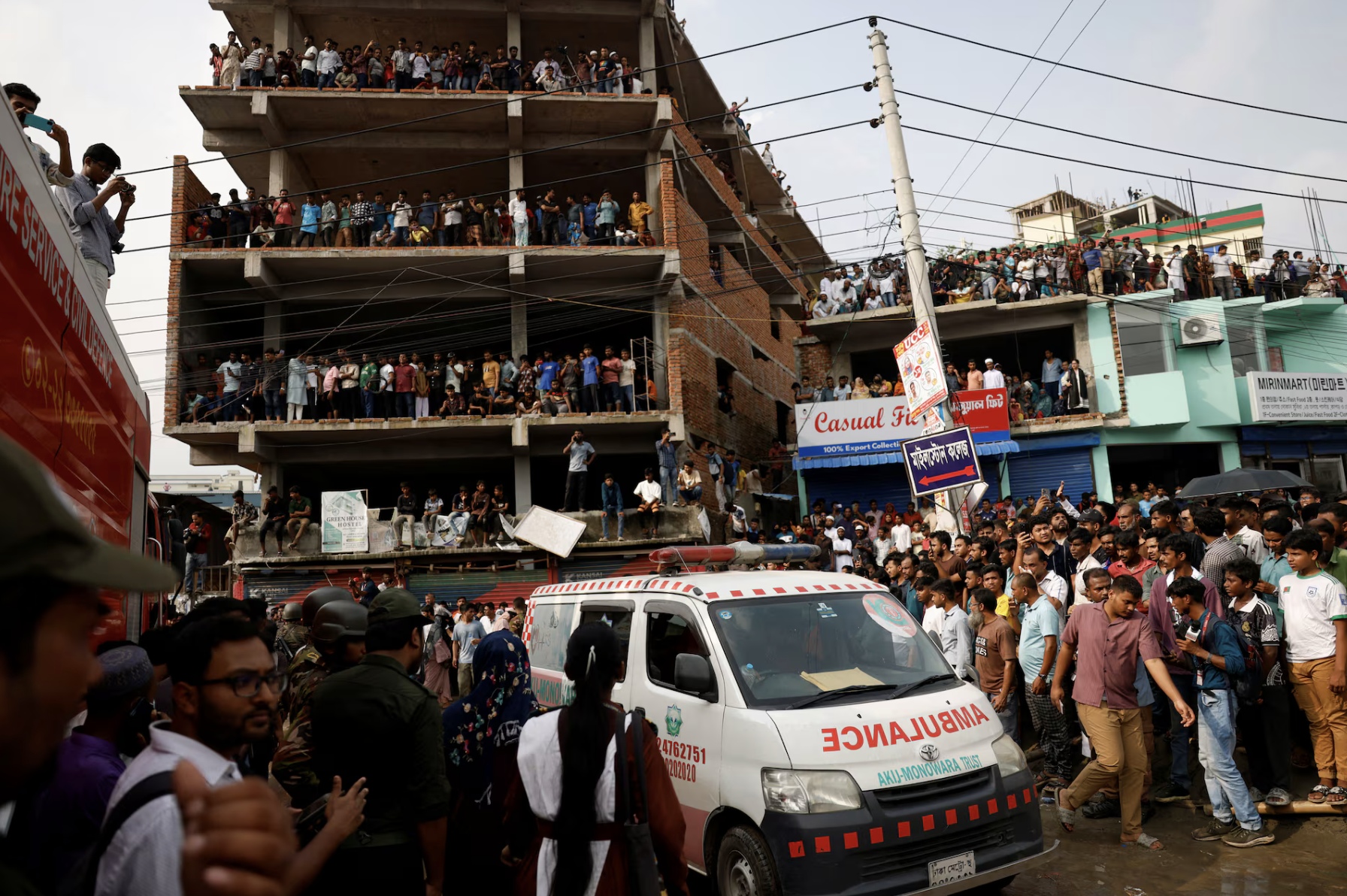 Bangladesh: Máy bay huấn luyện rơi xuống trường học, ít nhất 19 người thiệt mạng- Ảnh 3. Bangladesh: Máy bay huấn luyện rơi xuống trường học, ít nhất 19 người thiệt mạng- Ảnh 3.