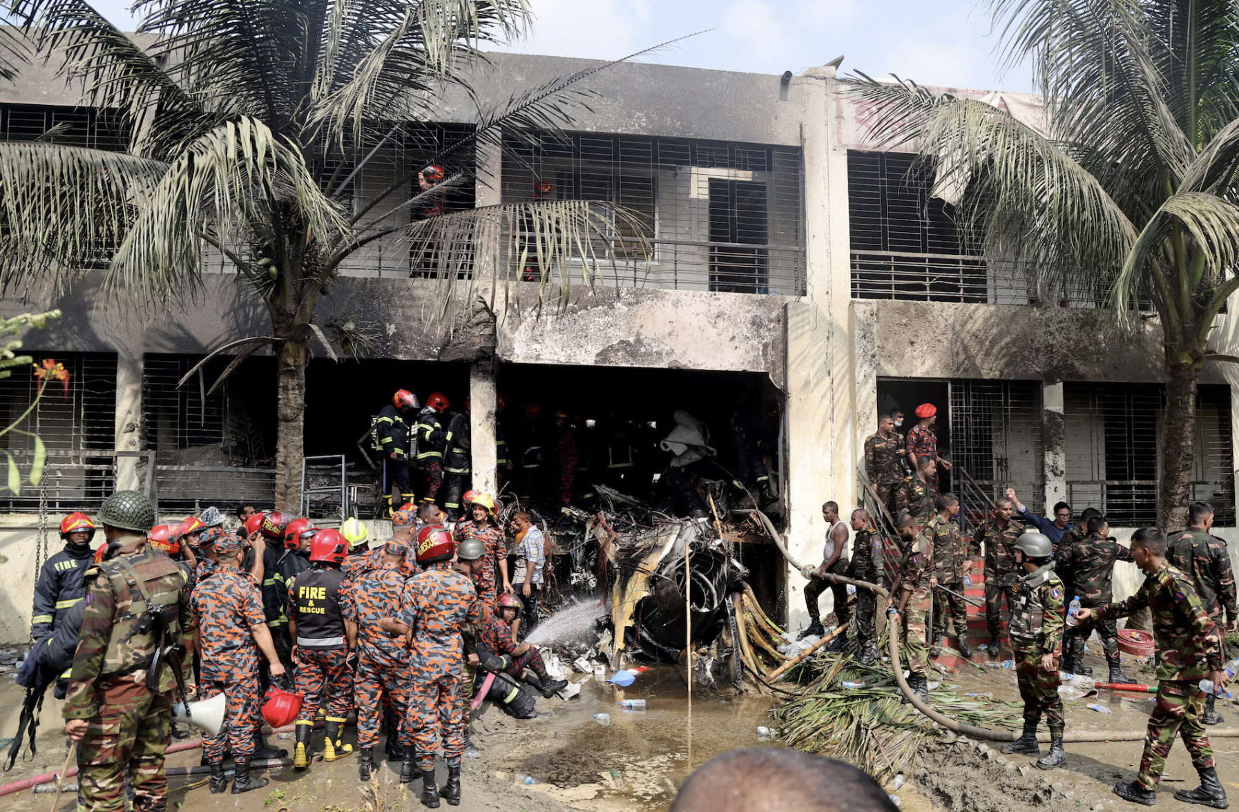 Bangladesh: Máy bay huấn luyện rơi xuống trường học, ít nhất 19 người thiệt mạng- Ảnh 5. Bangladesh: Máy bay huấn luyện rơi xuống trường học, ít nhất 19 người thiệt mạng- Ảnh 5.