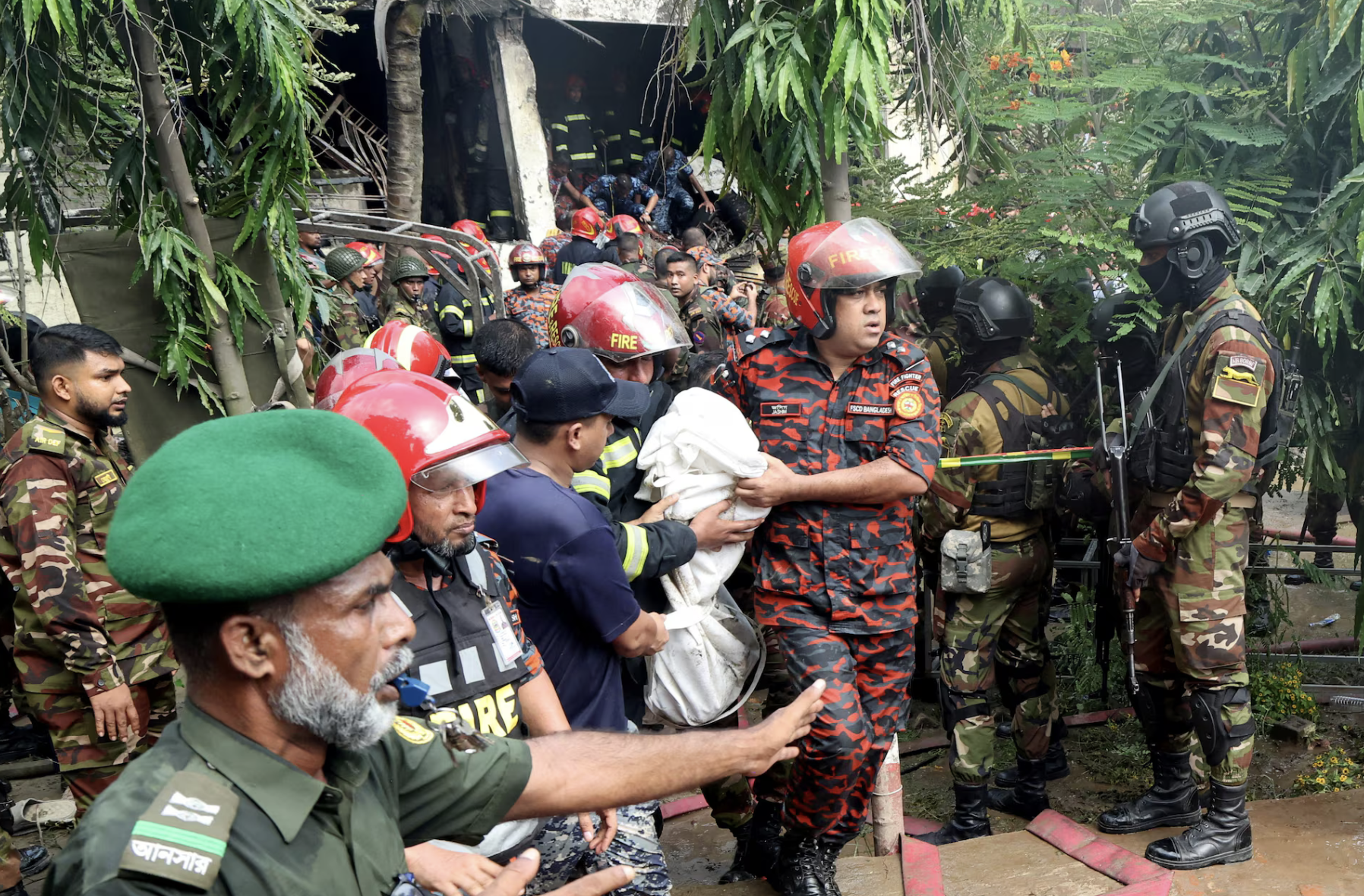 Bangladesh: Máy bay huấn luyện rơi xuống trường học, ít nhất 19 người thiệt mạng- Ảnh 1. Bangladesh: Máy bay huấn luyện rơi xuống trường học, ít nhất 19 người thiệt mạng- Ảnh 1.
