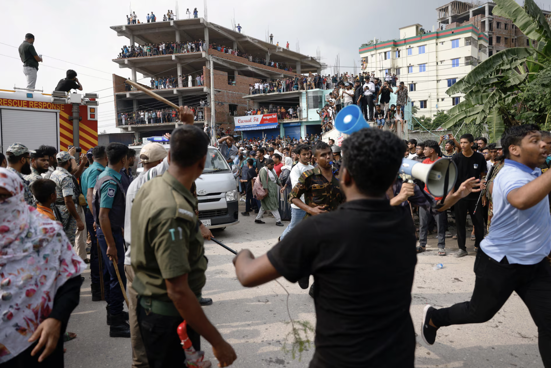 Bangladesh: Máy bay huấn luyện rơi xuống trường học, ít nhất 19 người thiệt mạng- Ảnh 2. Bangladesh: Máy bay huấn luyện rơi xuống trường học, ít nhất 19 người thiệt mạng- Ảnh 2.