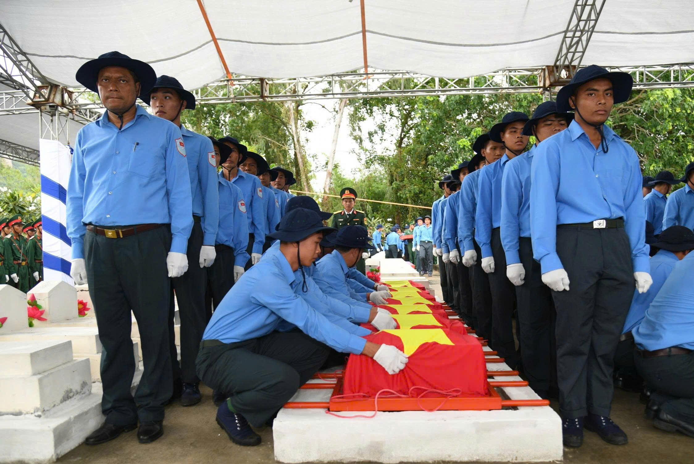 Thủ tướng Phạm Minh Chính dự lễ truy điệu, an táng hài cốt liệt sĩ tại An Giang- Ảnh 3. Thủ tướng Phạm Minh Chính dự lễ truy điệu, an táng hài cốt liệt sĩ tại An Giang- Ảnh 3.