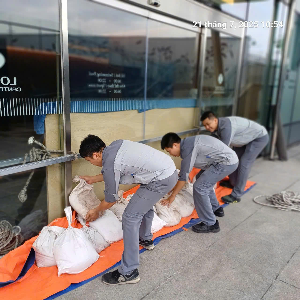 Hà Nội: Chính quyền hành động, người dân chủ động ứng phó bão số 3- Ảnh 5. Hà Nội: Chính quyền hành động, người dân chủ động ứng phó bão số 3- Ảnh 5.