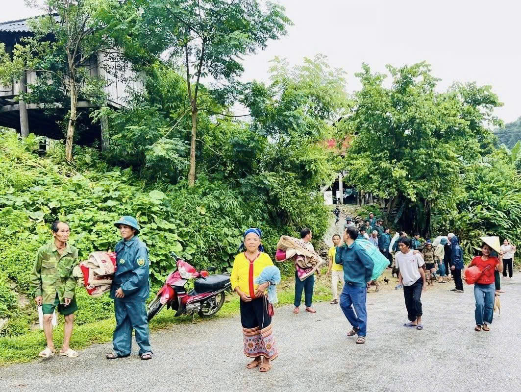 Nghệ An: Núi chực chờ sạt lở, di dời khẩn cấp 19 hộ dân bản Xói Voi- Ảnh 1.