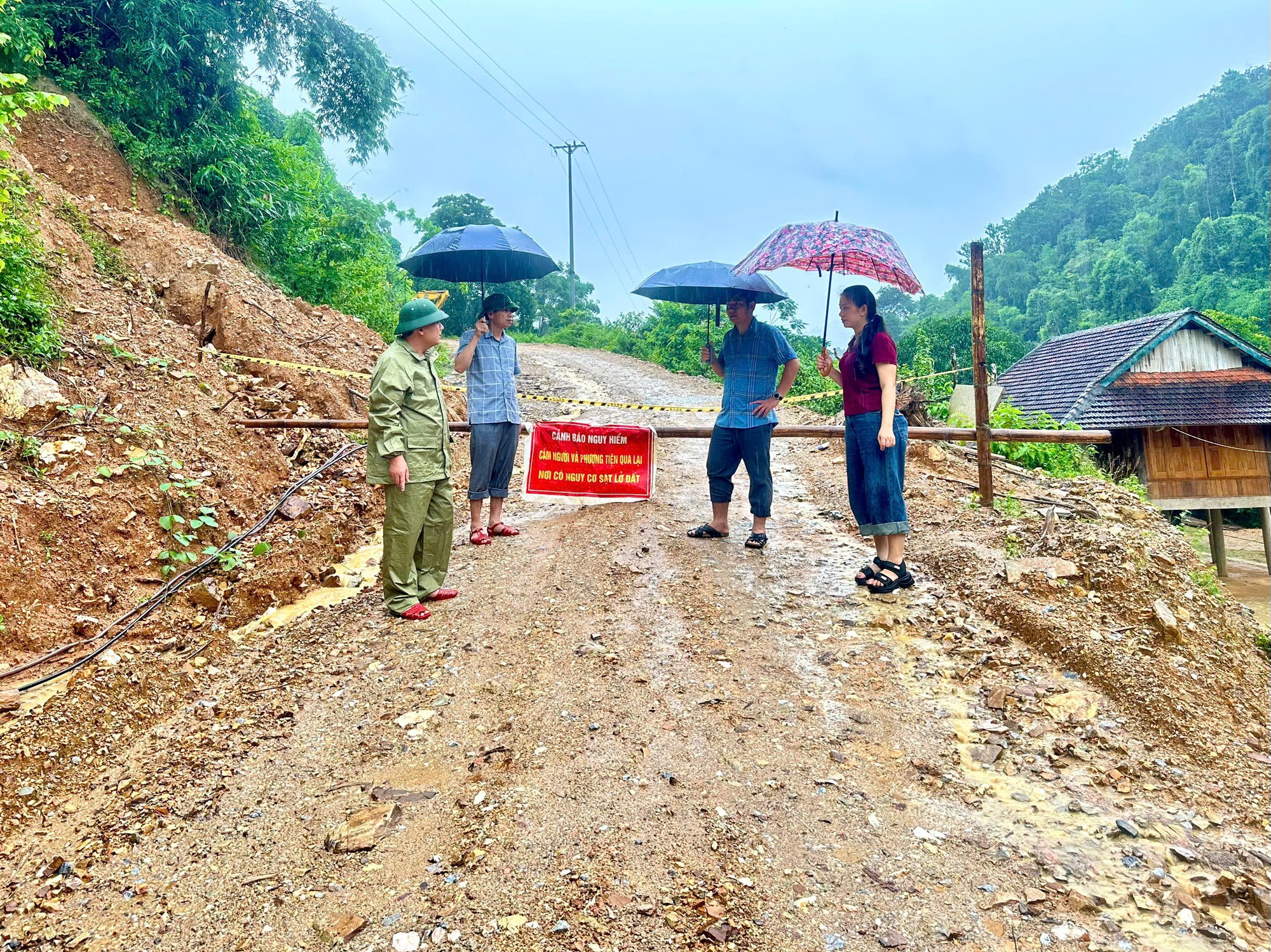 Nghệ An: Nước lũ dâng cao, cầu tràn ngập sâu khiến 6 bản cùng nghìn nhân khẩu bị cô lập- Ảnh 2. Nghệ An: Nước lũ dâng cao, cầu tràn ngập sâu khiến 6 bản cùng nghìn nhân khẩu bị cô lập- Ảnh 2.