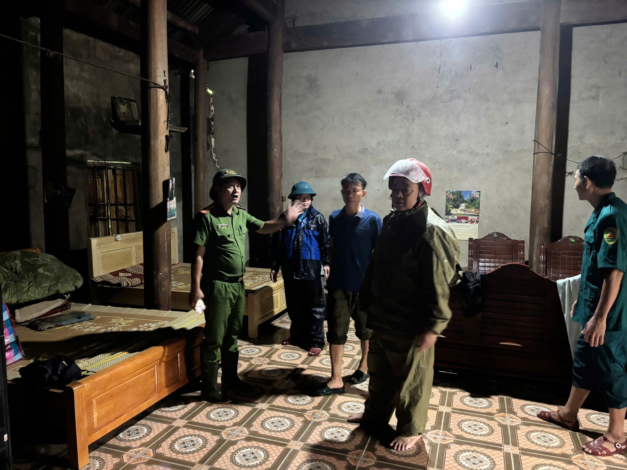 Nghệ An: Nước lũ dâng cao, cầu tràn ngập sâu khiến 6 bản cùng nghìn nhân khẩu bị cô lập- Ảnh 5. Nghệ An: Nước lũ dâng cao, cầu tràn ngập sâu khiến 6 bản cùng nghìn nhân khẩu bị cô lập- Ảnh 5.