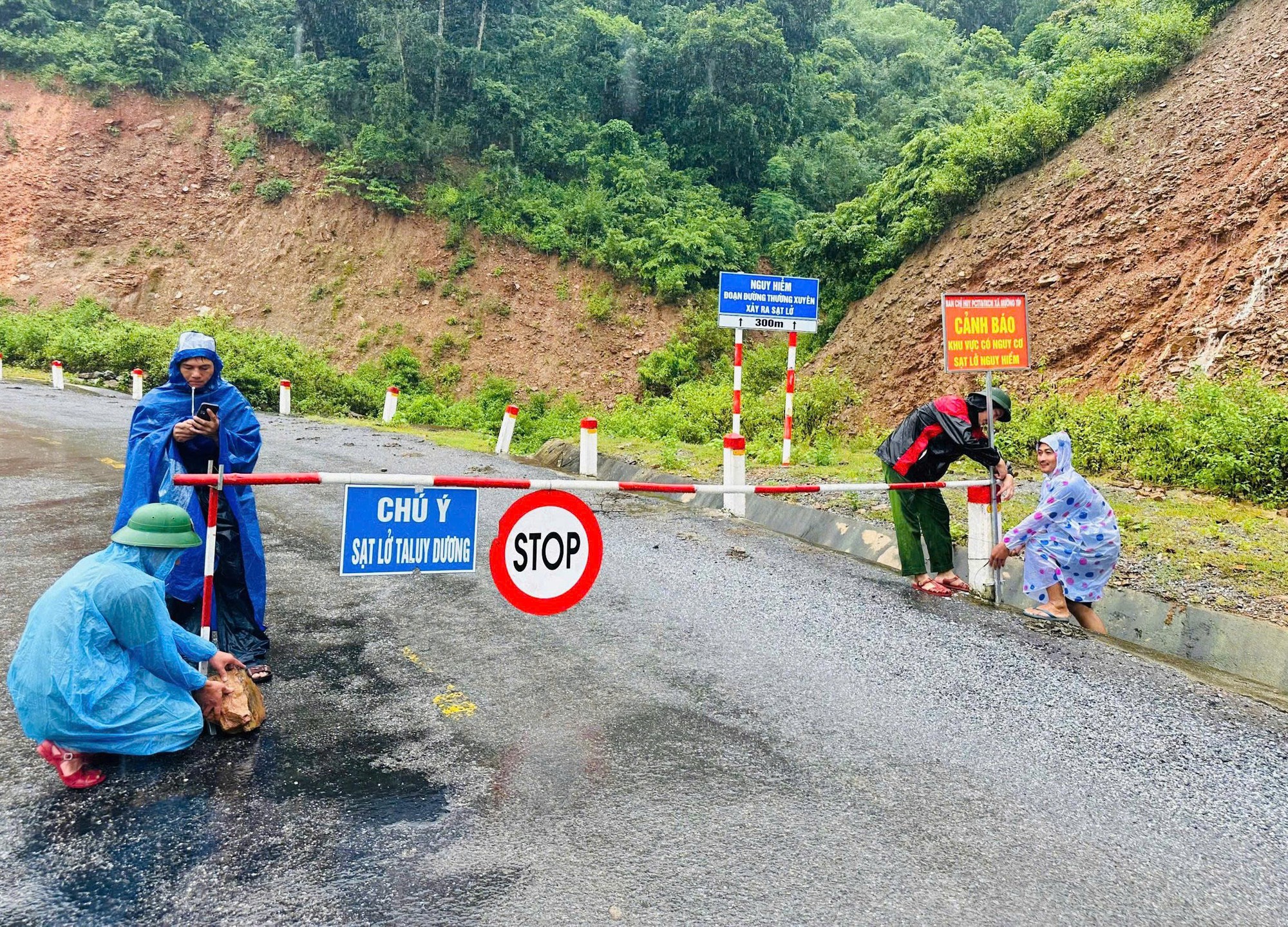Nghệ An: Nước lũ dâng cao, cầu tràn ngập sâu khiến 6 bản cùng nghìn nhân khẩu bị cô lập- Ảnh 6. Nghệ An: Nước lũ dâng cao, cầu tràn ngập sâu khiến 6 bản cùng nghìn nhân khẩu bị cô lập- Ảnh 6.