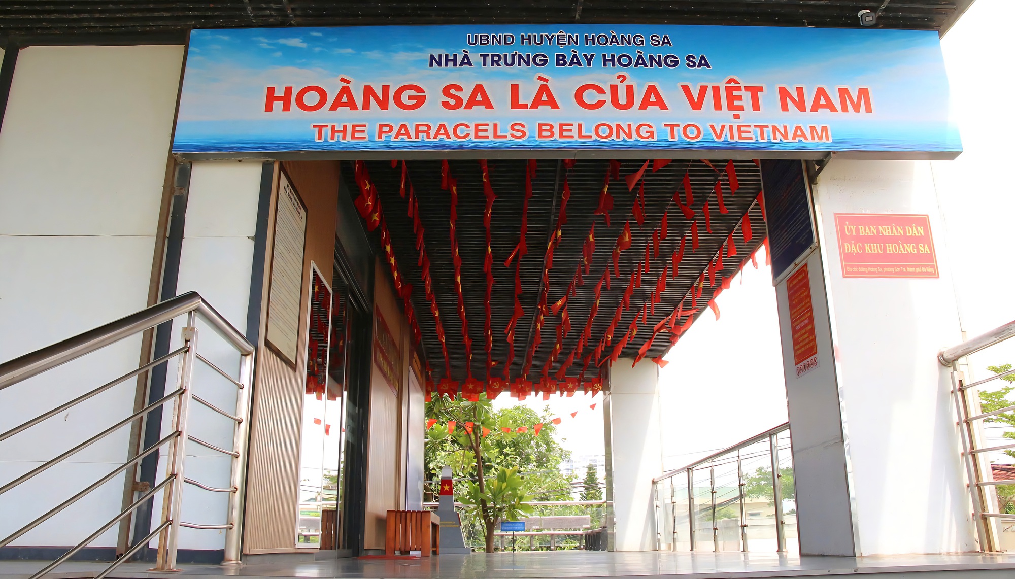UBND đặc khu Hoàng Sa lý giải cụm từ “The Paracels belong to Vietnam” trên băng rôn- Ảnh 1.