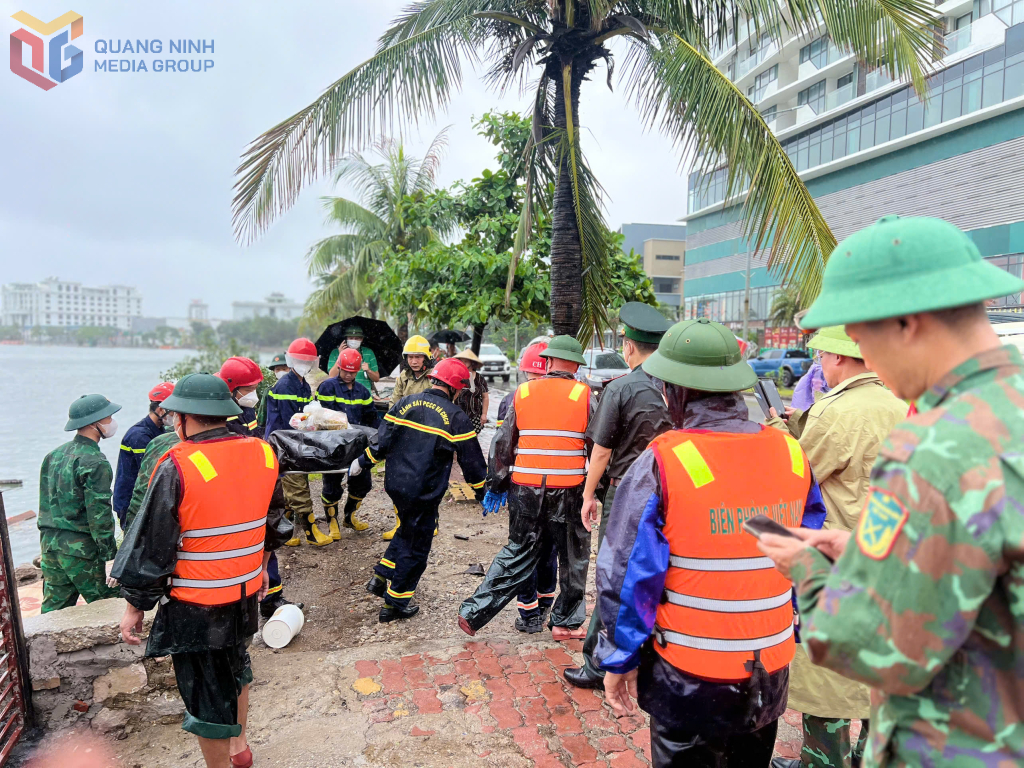 Tìm thấy thi thể nam giới nghi nạn nhân trong vụ lật tàu ở vịnh Hạ Long- Ảnh 1. Tìm thấy thi thể nam giới nghi nạn nhân trong vụ lật tàu ở vịnh Hạ Long- Ảnh 1.
