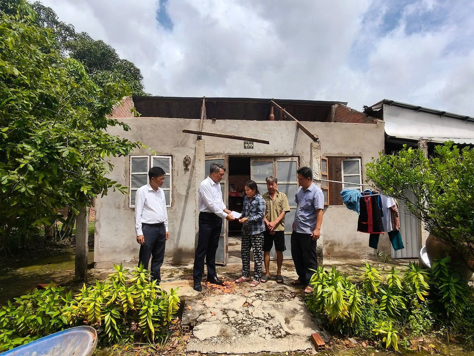 Mưa giông, lốc xoáy làm sập, tốc mái hàng chục căn nhà ở Cà Mau và Tây Ninh- Ảnh 2. Mưa giông, lốc xoáy làm sập, tốc mái hàng chục căn nhà ở Cà Mau và Tây Ninh- Ảnh 2.