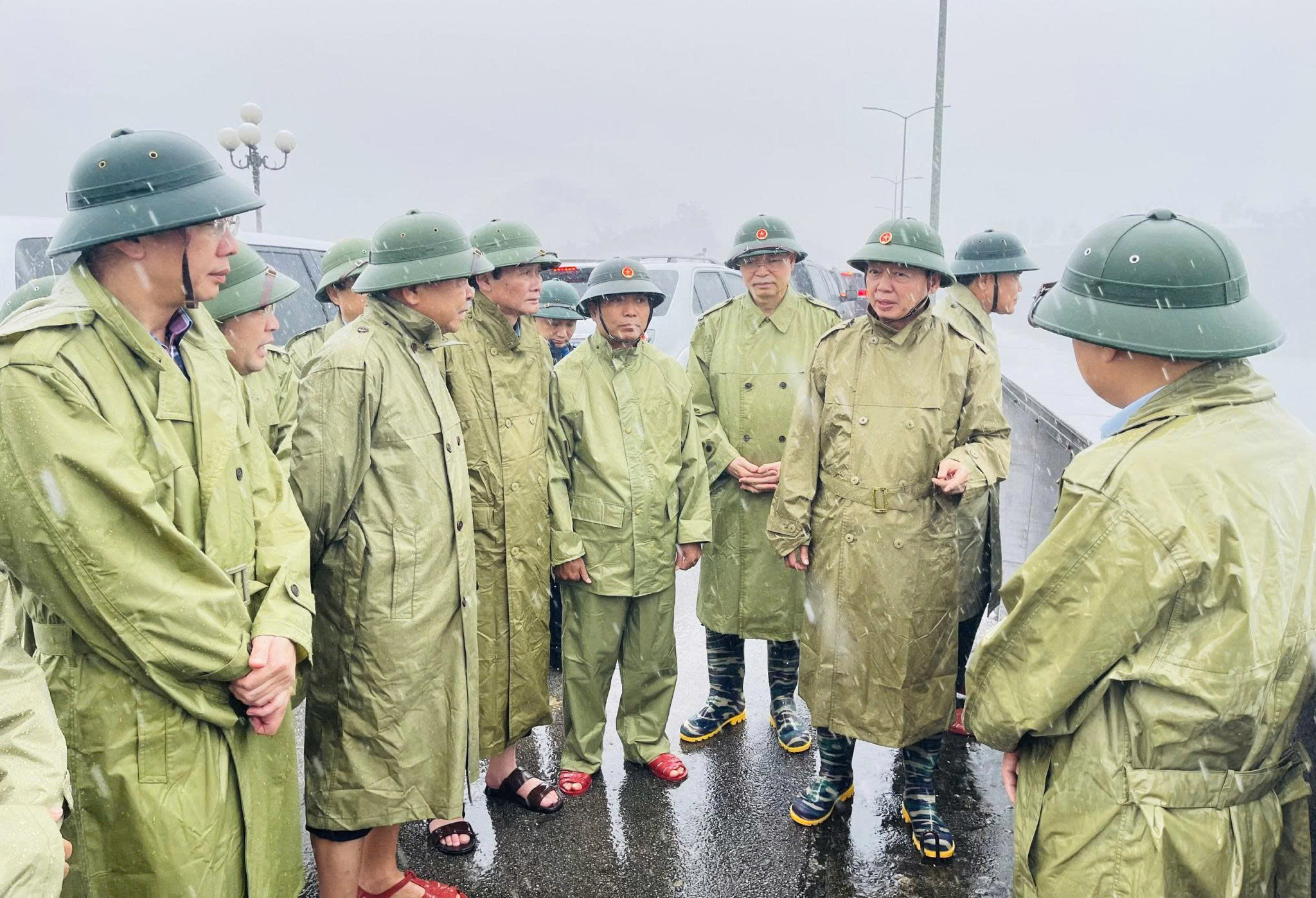 Phó Thủ tướng Trần Hồng Hà yêu cầu Thanh Hóa rà soát khu vực xung yếu chống bão- Ảnh 1. Phó Thủ tướng Trần Hồng Hà yêu cầu Thanh Hóa rà soát khu vực xung yếu chống bão- Ảnh 1.