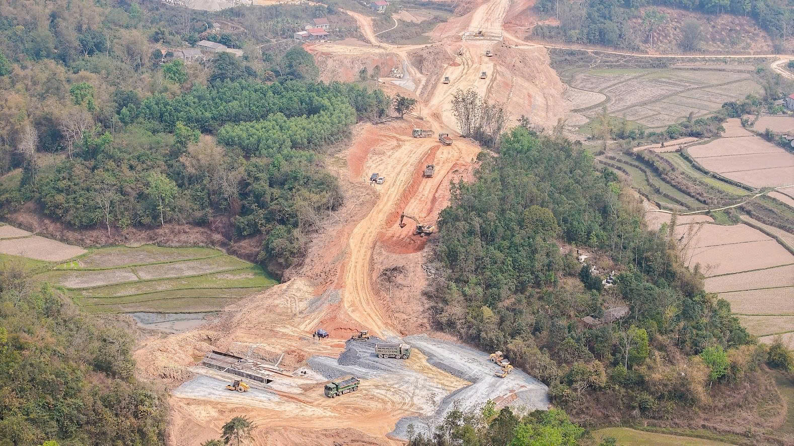 Cam kết thông xe trong năm 2025, cao tốc Đồng Đăng - Trà Lĩnh đã làm được những gì?- Ảnh 2. Cam kết thông xe trong năm 2025, cao tốc Đồng Đăng - Trà Lĩnh đã làm được những gì?- Ảnh 2.
