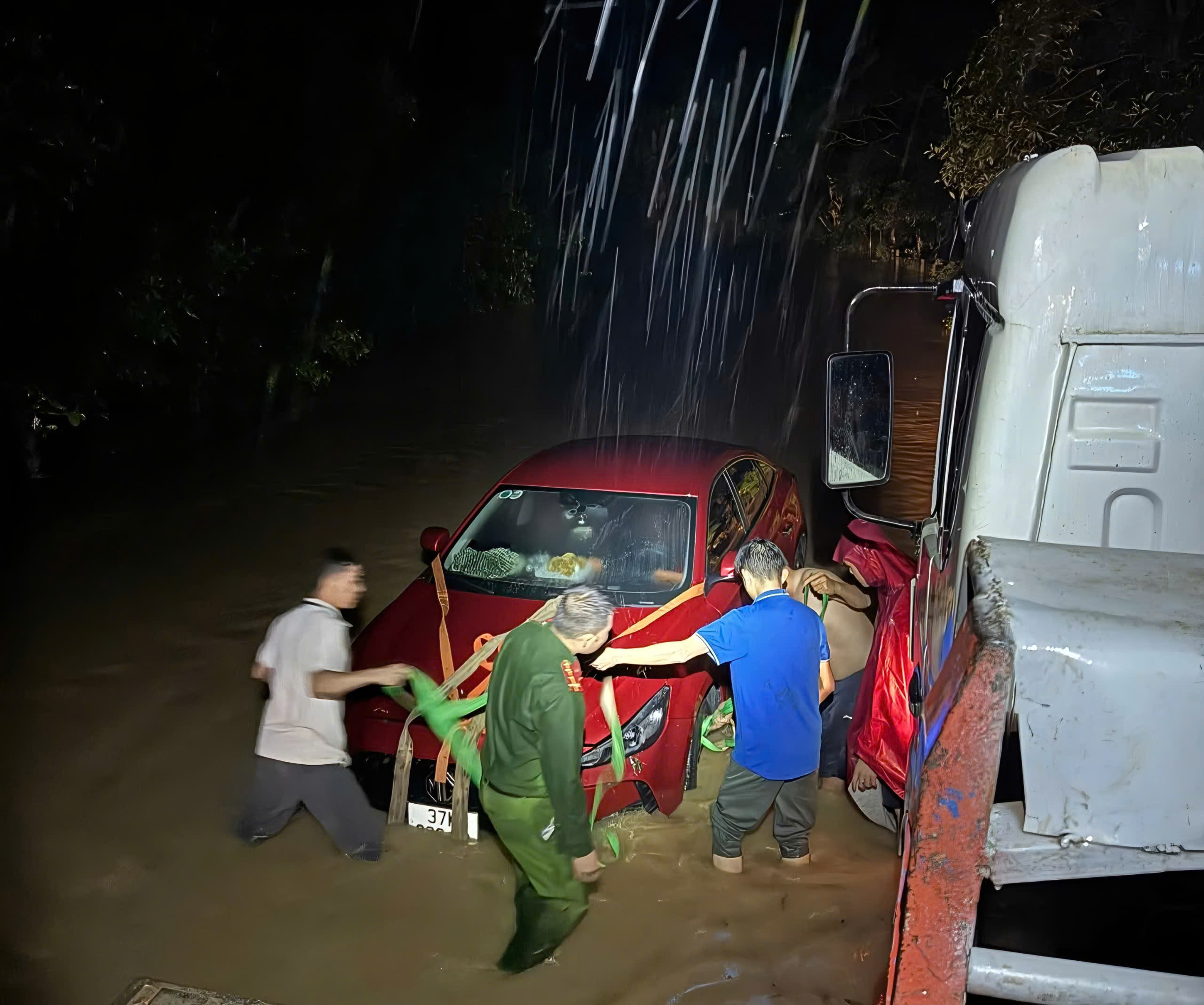 Lũ lớn ập về nhiều xã vùng biên ở Nghệ An: Giao thông chia cắt, nhà ngập đến mái- Ảnh 9.
