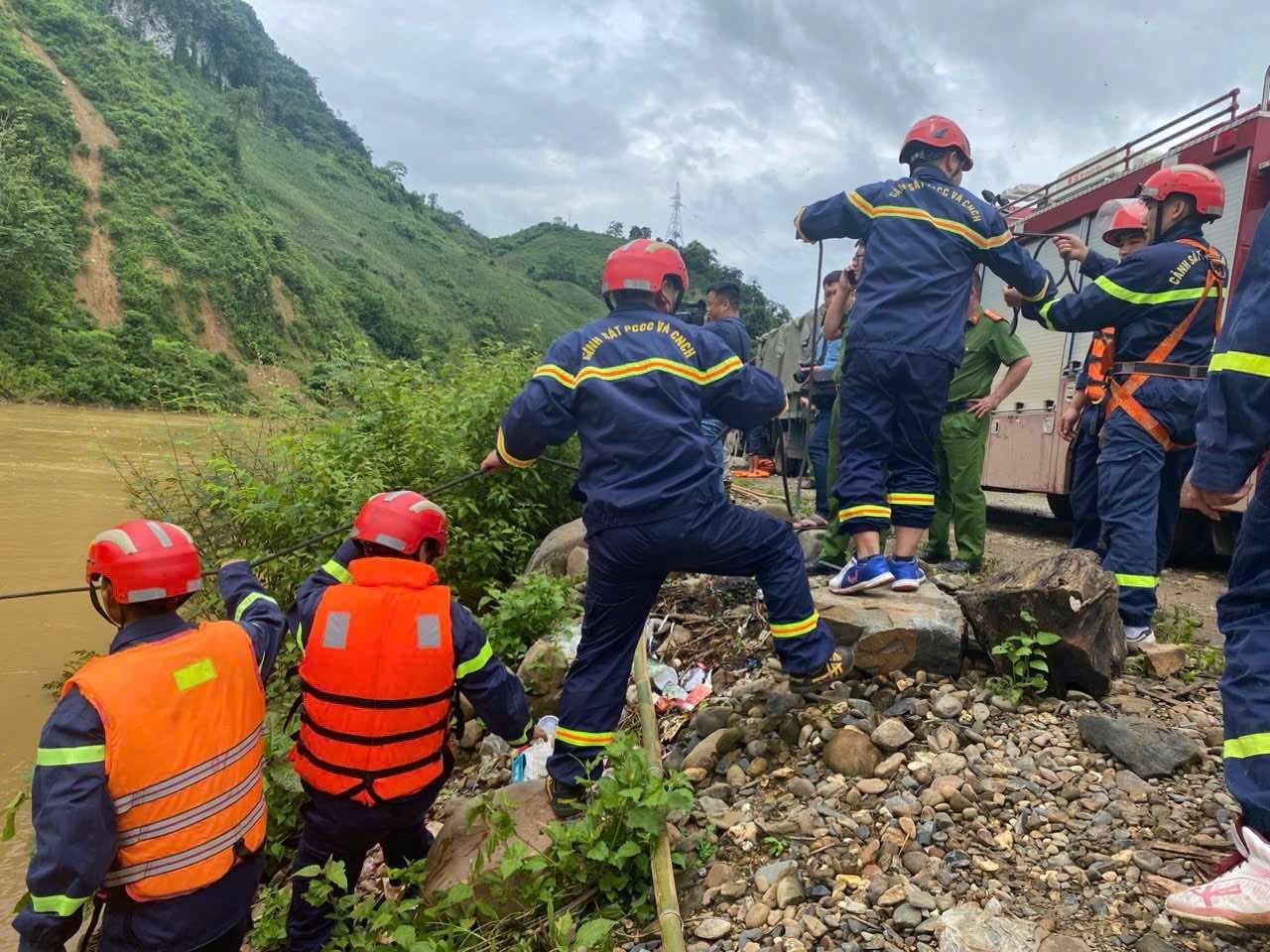 Cận cảnh cầu treo bị đứt cáp khiến ô tô chở 3 người rơi xuống sông ở Điện Biên- Ảnh 3. Cận cảnh cầu treo bị đứt cáp khiến ô tô chở 3 người rơi xuống sông ở Điện Biên- Ảnh 3.
