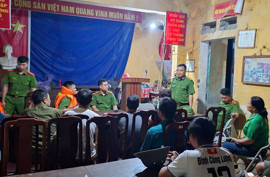 Diễn biến bão số 3: Nước ngập đến cổ, người dân Nghệ An chạy lũ trong đêm- Ảnh 7. Diễn biến bão số 3: Nước ngập đến cổ, người dân Nghệ An chạy lũ trong đêm- Ảnh 7.