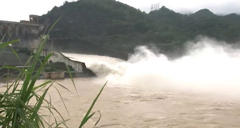 Diễn biến bão số 3: Mưa lớn gây sập nhà, cây đổ chắn đường, hồ thủy điện phải xả lũ- Ảnh 3.