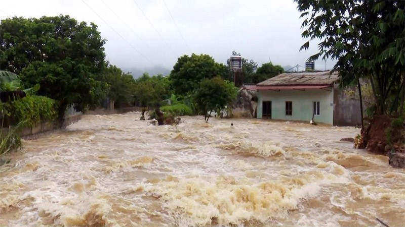 Lốc xoáy làm tốc mái hàng chục ngôi nhà, trường học, sơ tán 140 bệnh nhân đến nơi an toàn- Ảnh 1. Lốc xoáy làm tốc mái hàng chục ngôi nhà, trường học, sơ tán 140 bệnh nhân đến nơi an toàn- Ảnh 1.