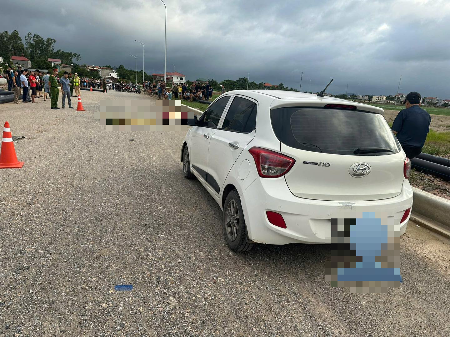Người phụ nữ đi xe đạp điện tử vong sau va chạm với ô tô ở Bắc Ninh- Ảnh 1. Người phụ nữ đi xe đạp điện tử vong sau va chạm với ô tô ở Bắc Ninh- Ảnh 1.
