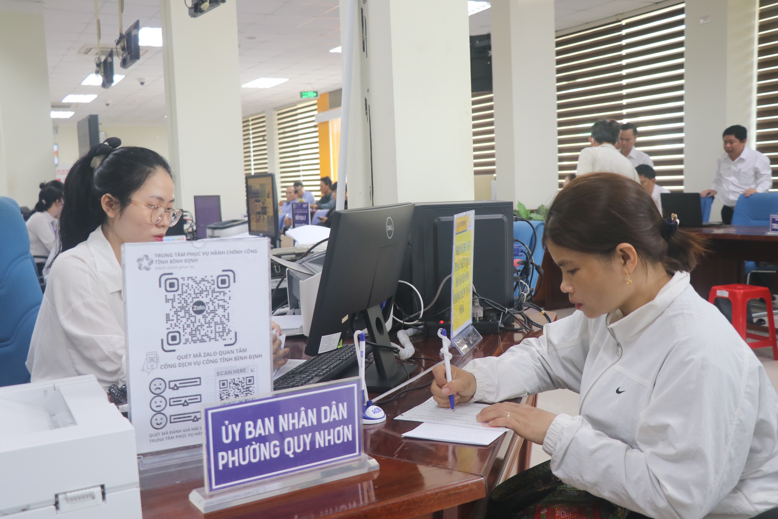 Gia Lai: Nghiêm cấm “cò giấy tờ”, không bắt buộc người dân phải có VNeID khi nộp hồ sơ- Ảnh 2. Gia Lai: Nghiêm cấm “cò giấy tờ”, không bắt buộc người dân phải có VNeID khi nộp hồ sơ- Ảnh 2.