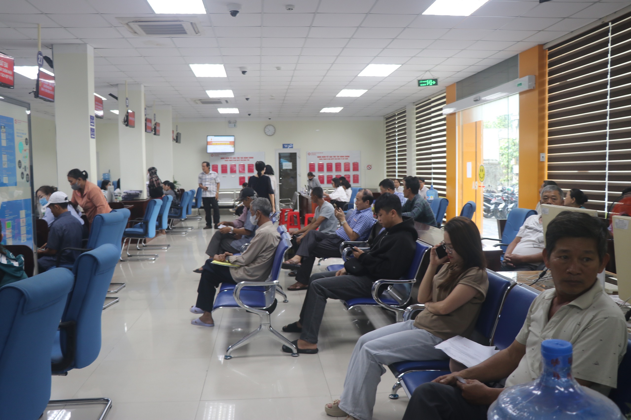 Gia Lai: Nghiêm cấm “cò giấy tờ”, không bắt buộc người dân phải có VNeID khi nộp hồ sơ- Ảnh 1. Gia Lai: Nghiêm cấm “cò giấy tờ”, không bắt buộc người dân phải có VNeID khi nộp hồ sơ- Ảnh 1.