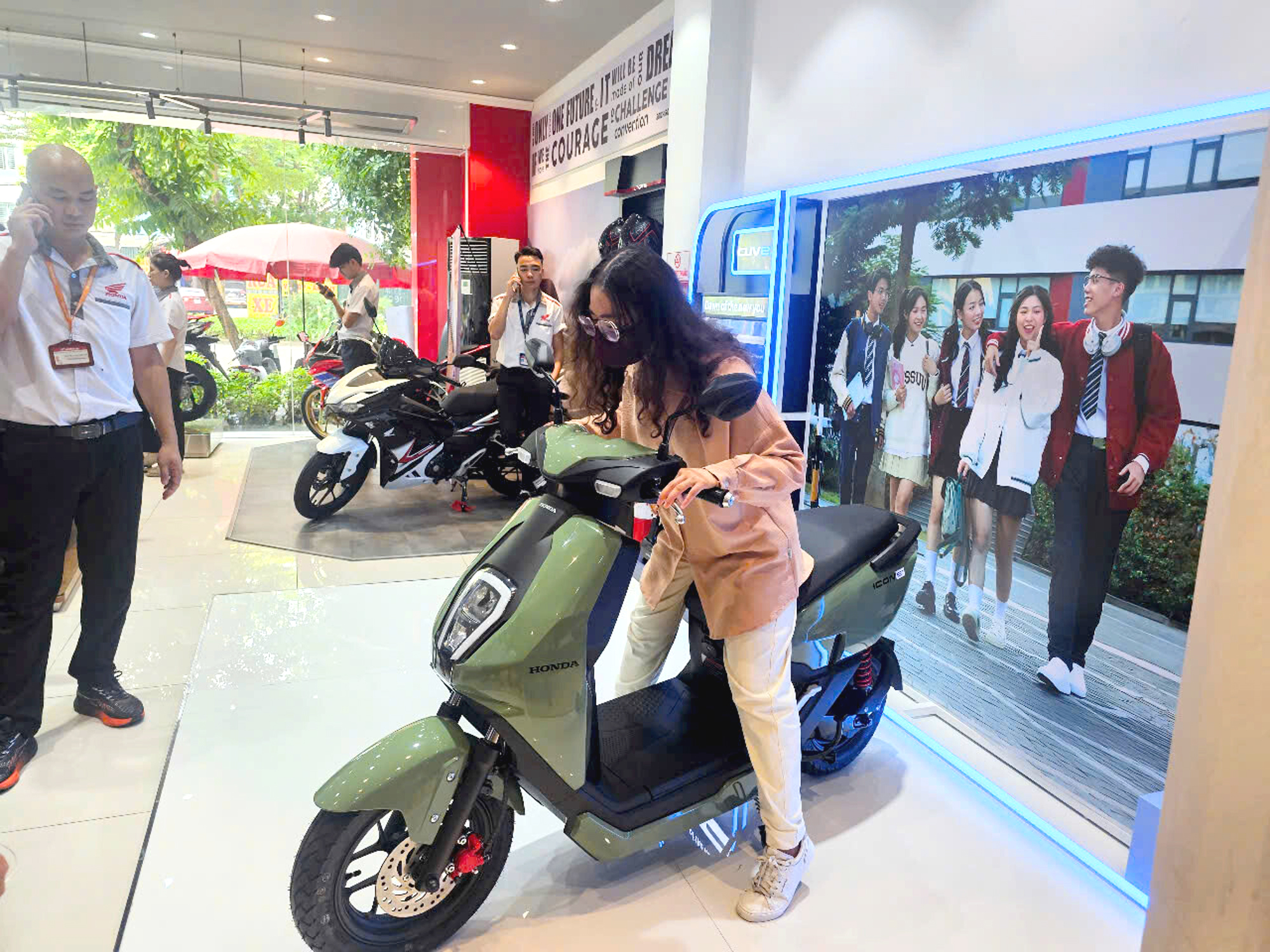 Xe máy điện cháy hàng sau lộ trình cấm xe xăng- Ảnh 3. Xe máy điện cháy hàng sau lộ trình cấm xe xăng- Ảnh 3.