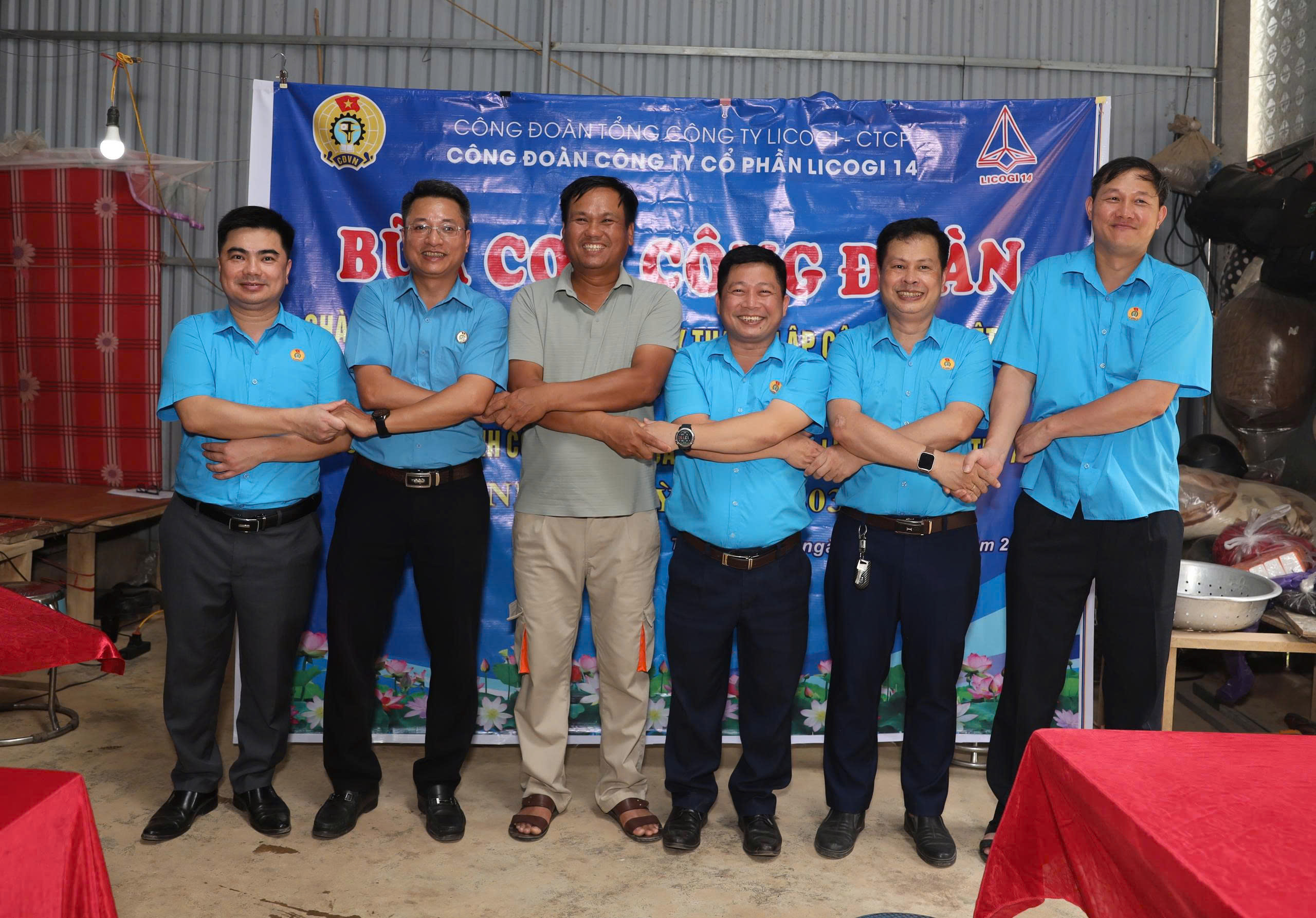 Hơi ấm giữ chân người thợ trên công trường lớn- Ảnh 3. Hơi ấm giữ chân người thợ trên công trường lớn- Ảnh 3.
