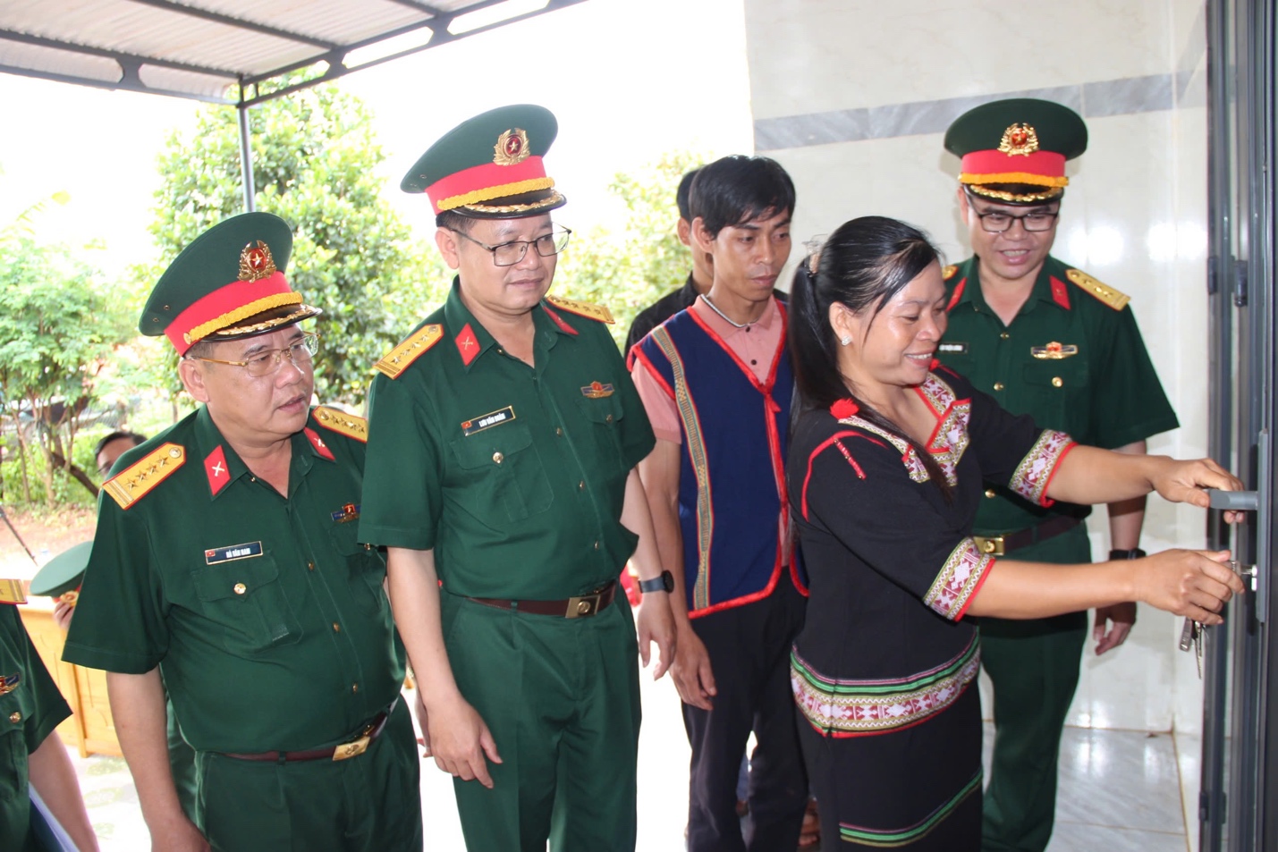Ấm áp những ngôi nhà nghĩa tình quân - dân- Ảnh 3. Ấm áp những ngôi nhà nghĩa tình quân - dân- Ảnh 3.