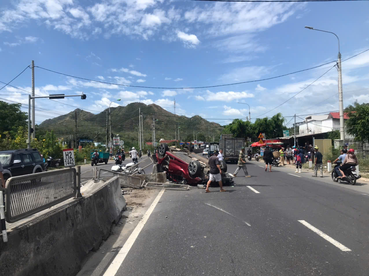 Ba người mắc kẹt trong ô tô lật ngửa sau khi bị nổ lốp, va chạm liên hoàn- Ảnh 1. Ba người mắc kẹt trong ô tô lật ngửa sau khi bị nổ lốp, va chạm liên hoàn- Ảnh 1.