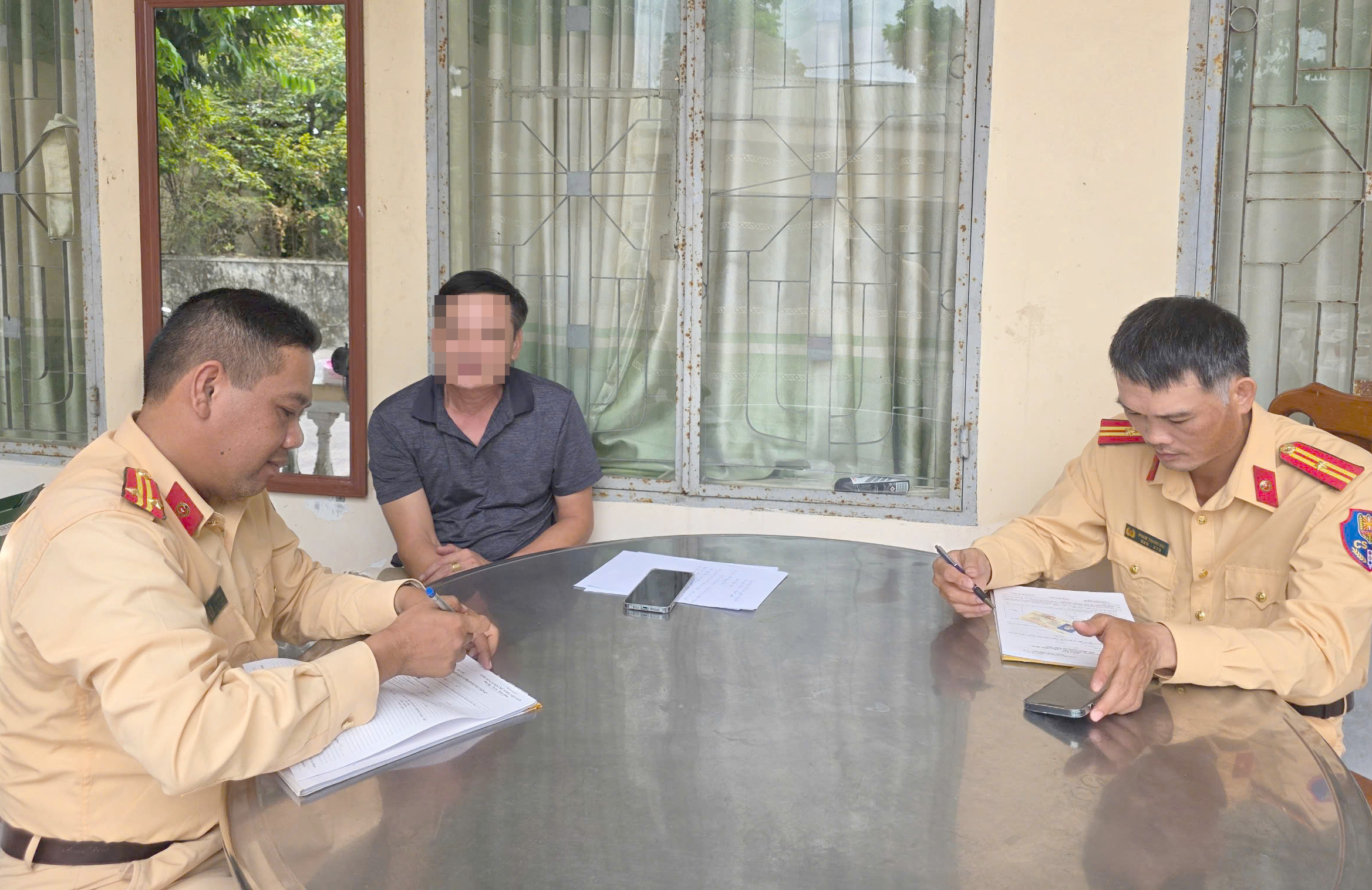 Tài xế ô tô biển xanh vượt ẩu trên cao tốc bị phạt 5 triệu đồng, trừ điểm bằng lái- Ảnh 1. Tài xế ô tô biển xanh vượt ẩu trên cao tốc bị phạt 5 triệu đồng, trừ điểm bằng lái- Ảnh 1.